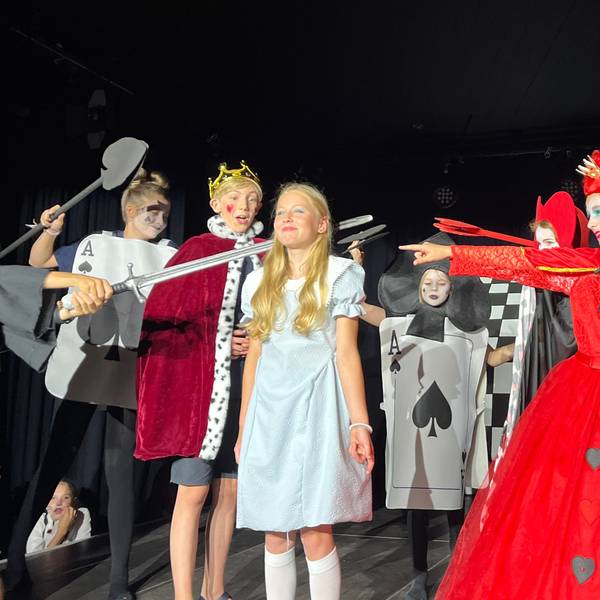 „Ab mit ihrem Kopf“ – das Unterstufen-Theater des Freiherr-vom-Stein-Gymnasiums bringt Alice im Wunderland auf die Bühne.