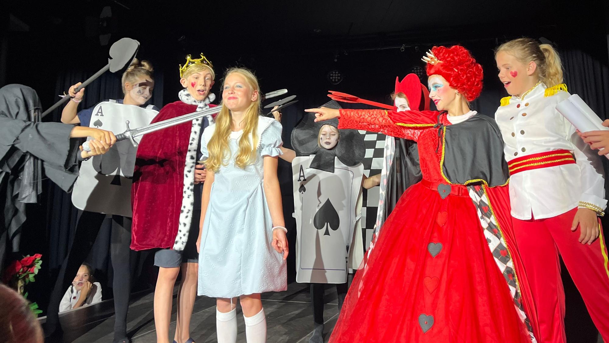 „Ab mit ihrem Kopf“ – das Unterstufen-Theater des Freiherr-vom-Stein-Gymnasiums bringt Alice im Wunderland auf die Bühne.