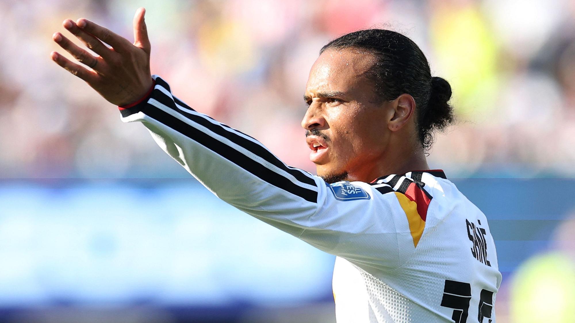 Leroy Sané gestikuliert.