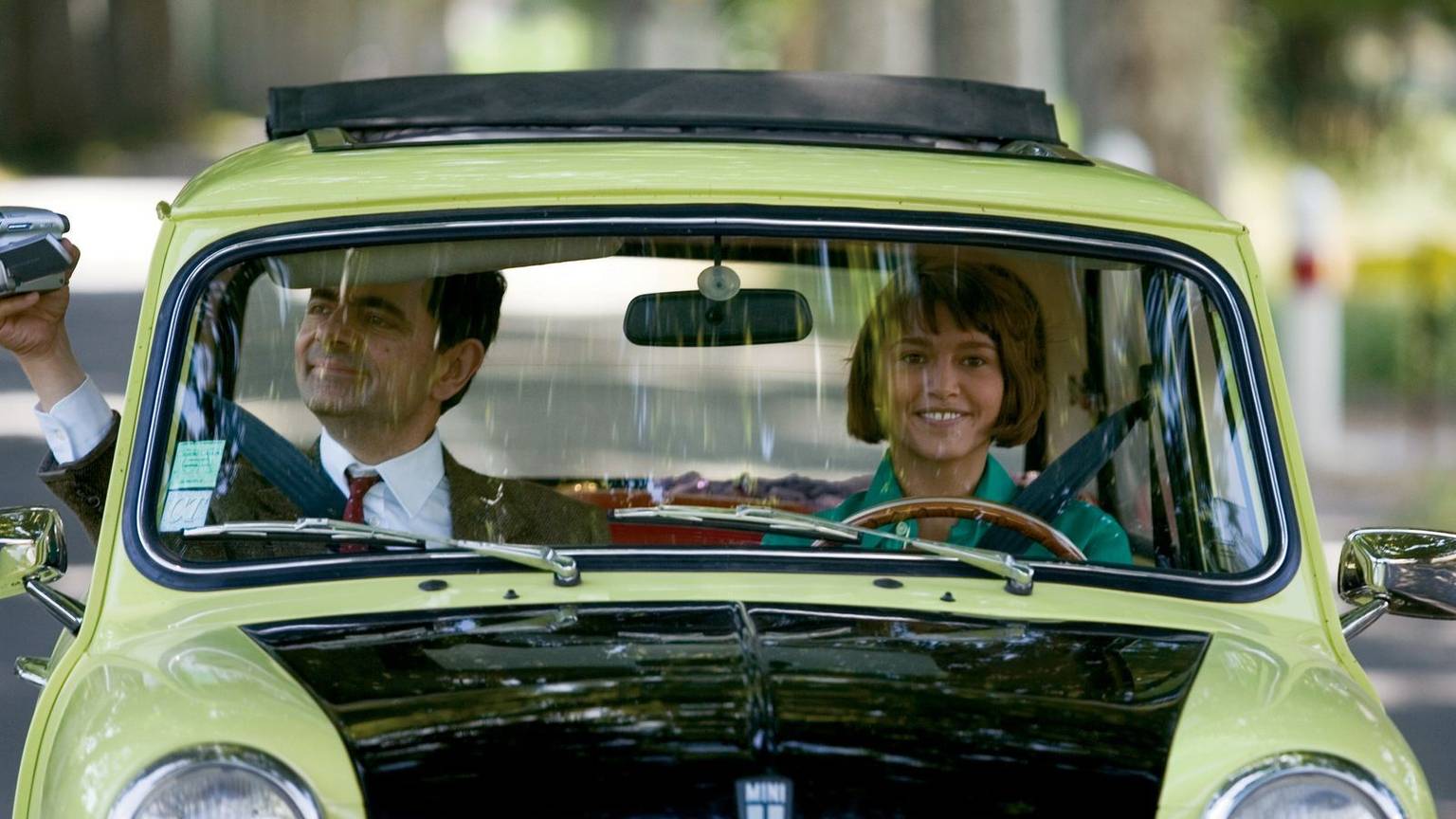 Rowan Atkinson als Mr. Bean setzte auch in seinem zweiten Kinoabenteuer auf schnelle Lacher. (Bild: rbb/Studiocanal GmbH)