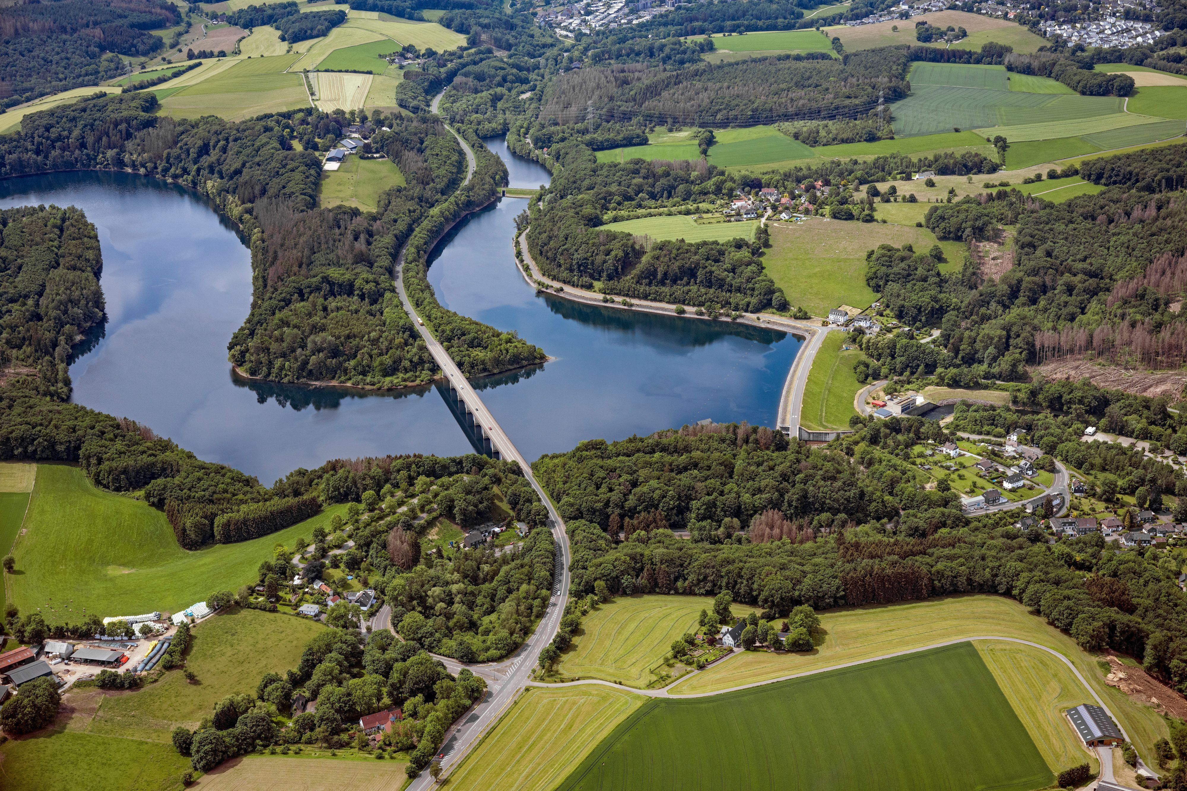 Eine Talsperre aus der Luft fotografiert.