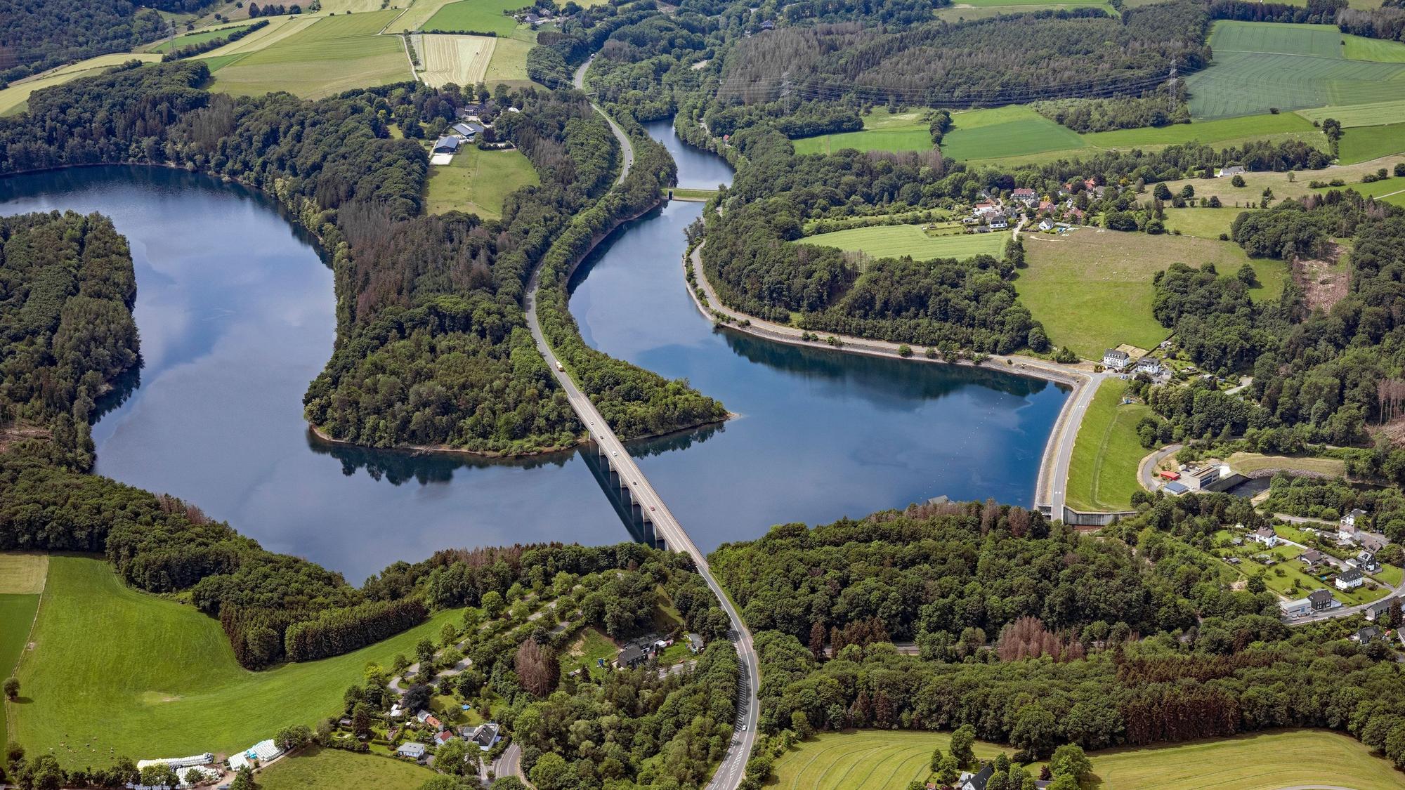 Eine Talsperre aus der Luft fotografiert.