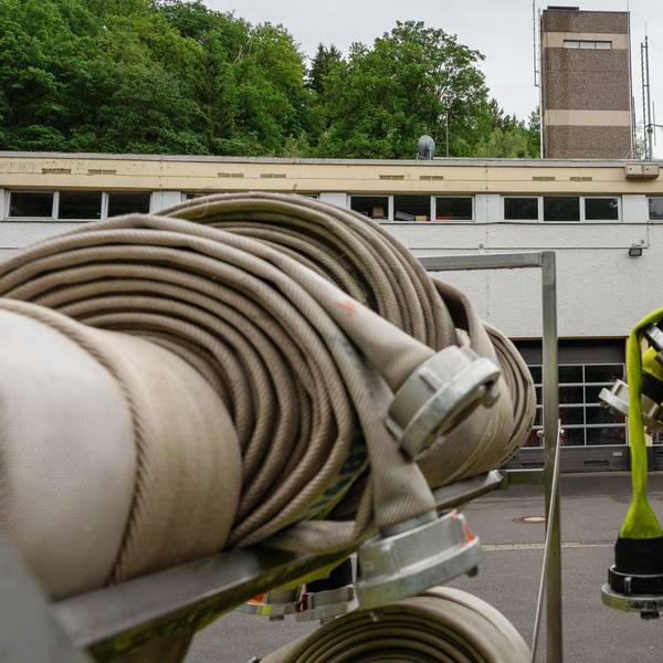 Das Bild zeigt einen Teil des Brandschutzzentrums in Schleiden. Im Vordergrund sind Feuerwehrschläuche zu sehen.