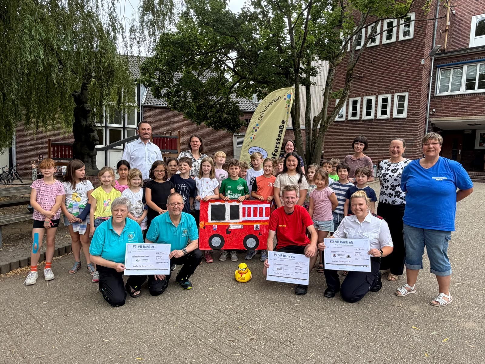Fast 9000 Euro für den guten Zweck: Die Schülerinnen und Schüler der GGS Uferstraße unterstützen mit ihrem Sponsorenlauf das Jugendrotkreuz Witzhelden, die Jugend der DLRG Leichlingen und die Jugendfeuerwehr Leichlingen.