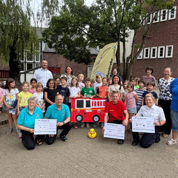 Fast 9000 Euro für den guten Zweck: Die Schülerinnen und Schüler der GGS Uferstraße unterstützen mit ihrem Sponsorenlauf das Jugendrotkreuz Witzhelden, die Jugend der DLRG Leichlingen und die Jugendfeuerwehr Leichlingen.