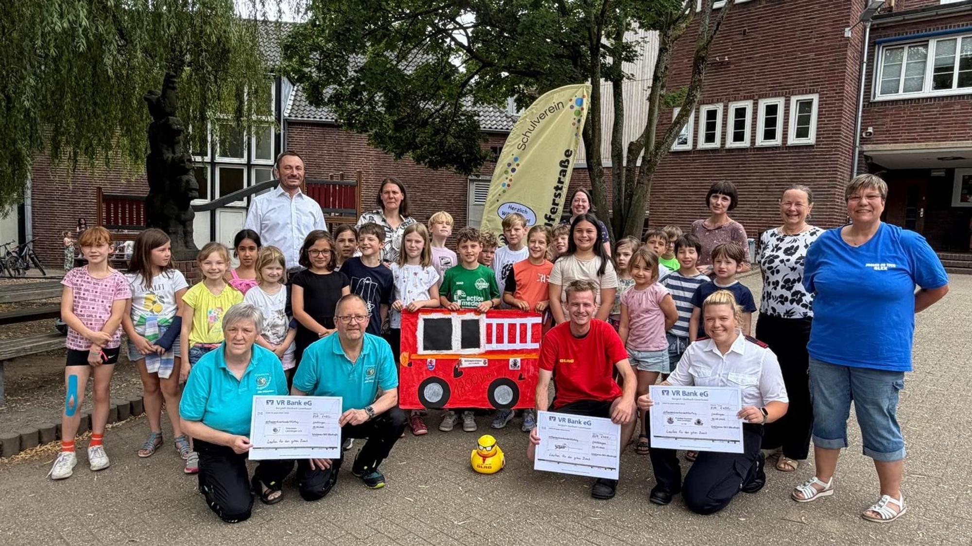 Fast 9000 Euro für den guten Zweck: Die Schülerinnen und Schüler der GGS Uferstraße unterstützen mit ihrem Sponsorenlauf das Jugendrotkreuz Witzhelden, die Jugend der DLRG Leichlingen und die Jugendfeuerwehr Leichlingen.