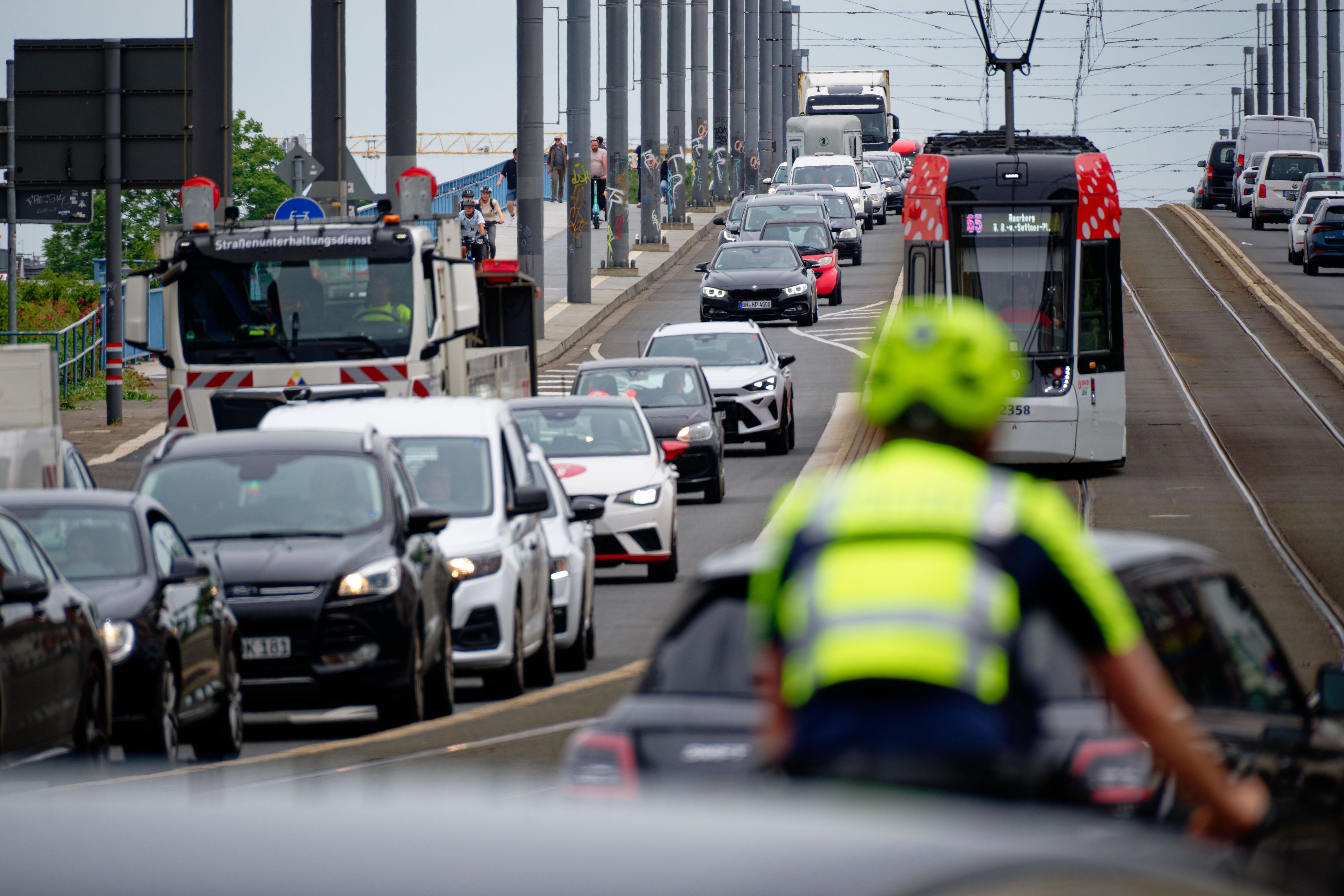Fahrzeuge stehen auf der Kennedybrücke in der Bonner Innenstadt im Stau.