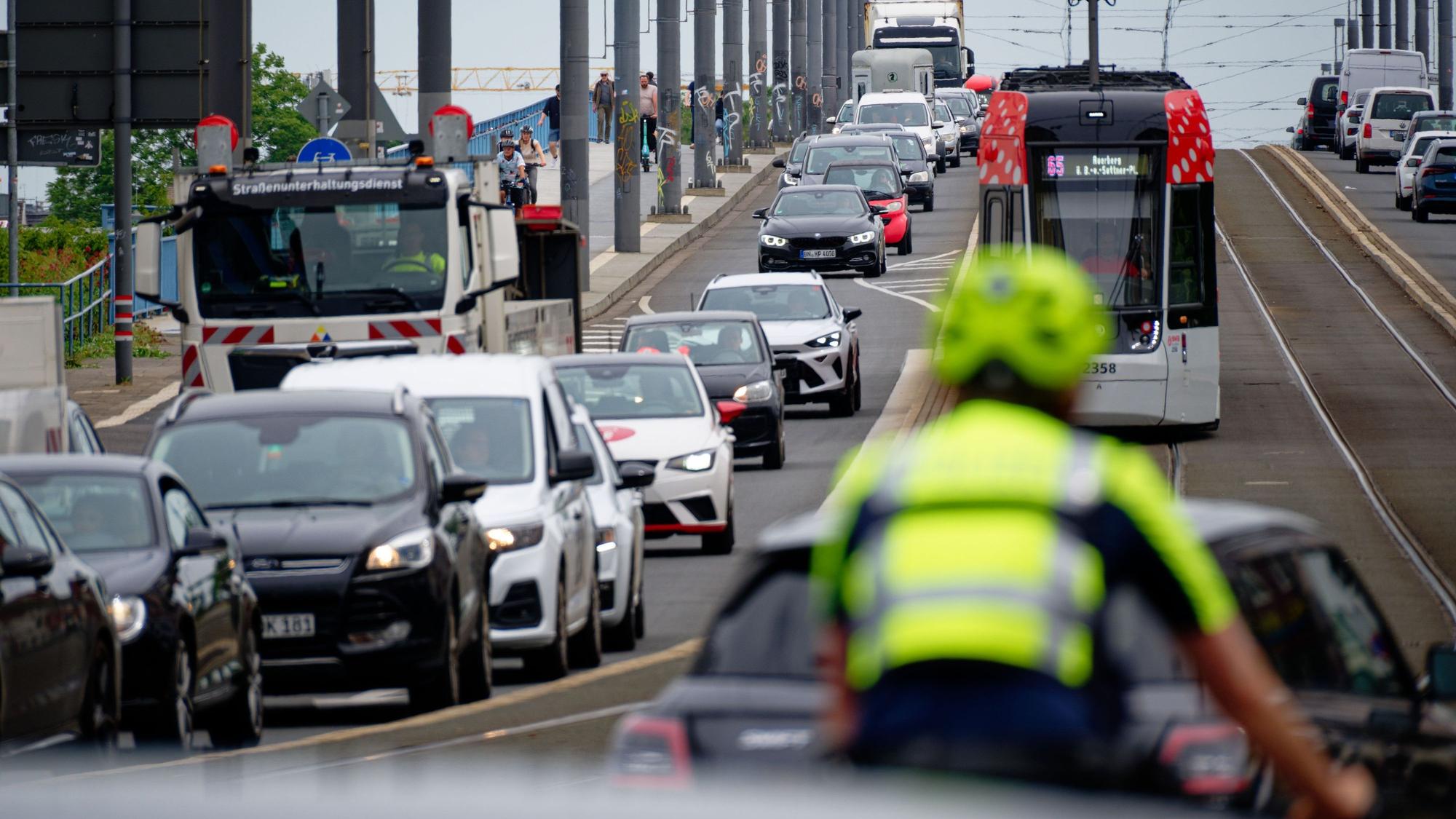 Fahrzeuge stehen auf der Kennedybrücke in der Bonner Innenstadt im Stau.