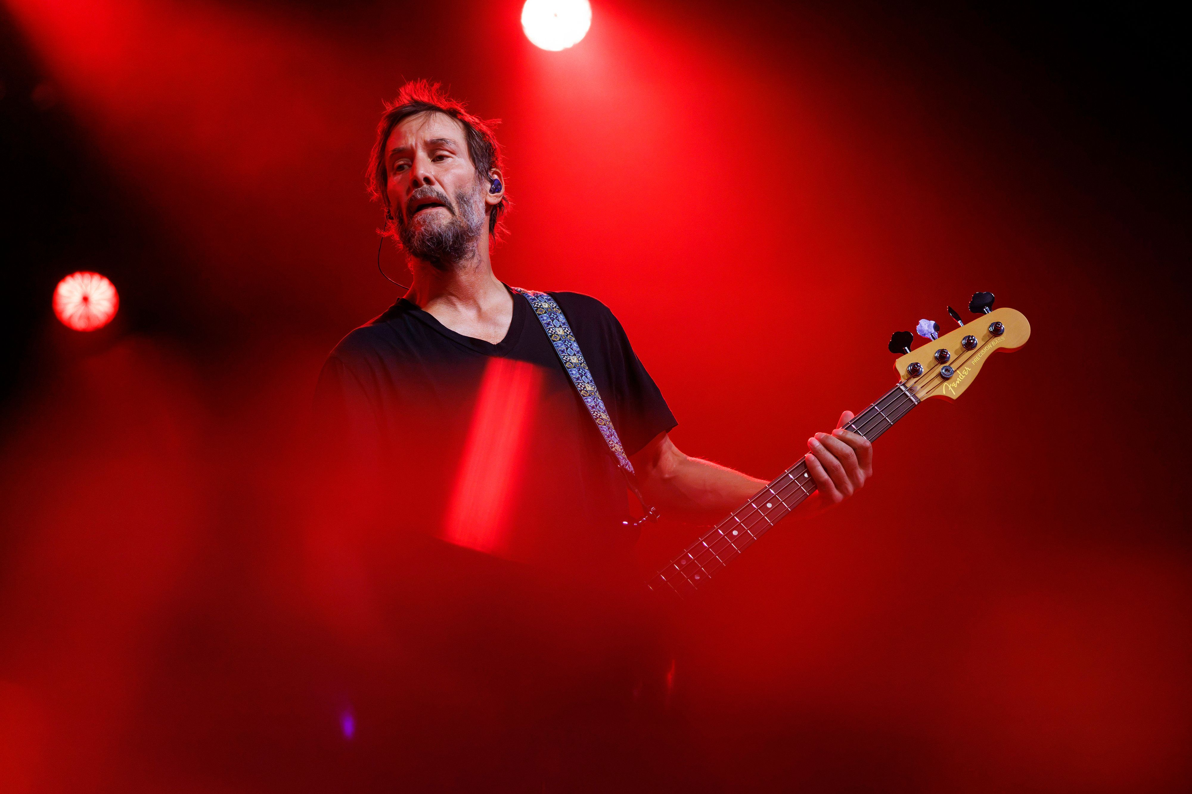 Bassist und Schauspieler Keanu Reeves von der Band Dogstar bei ihrem Konzert im Carlswerk Victoria.