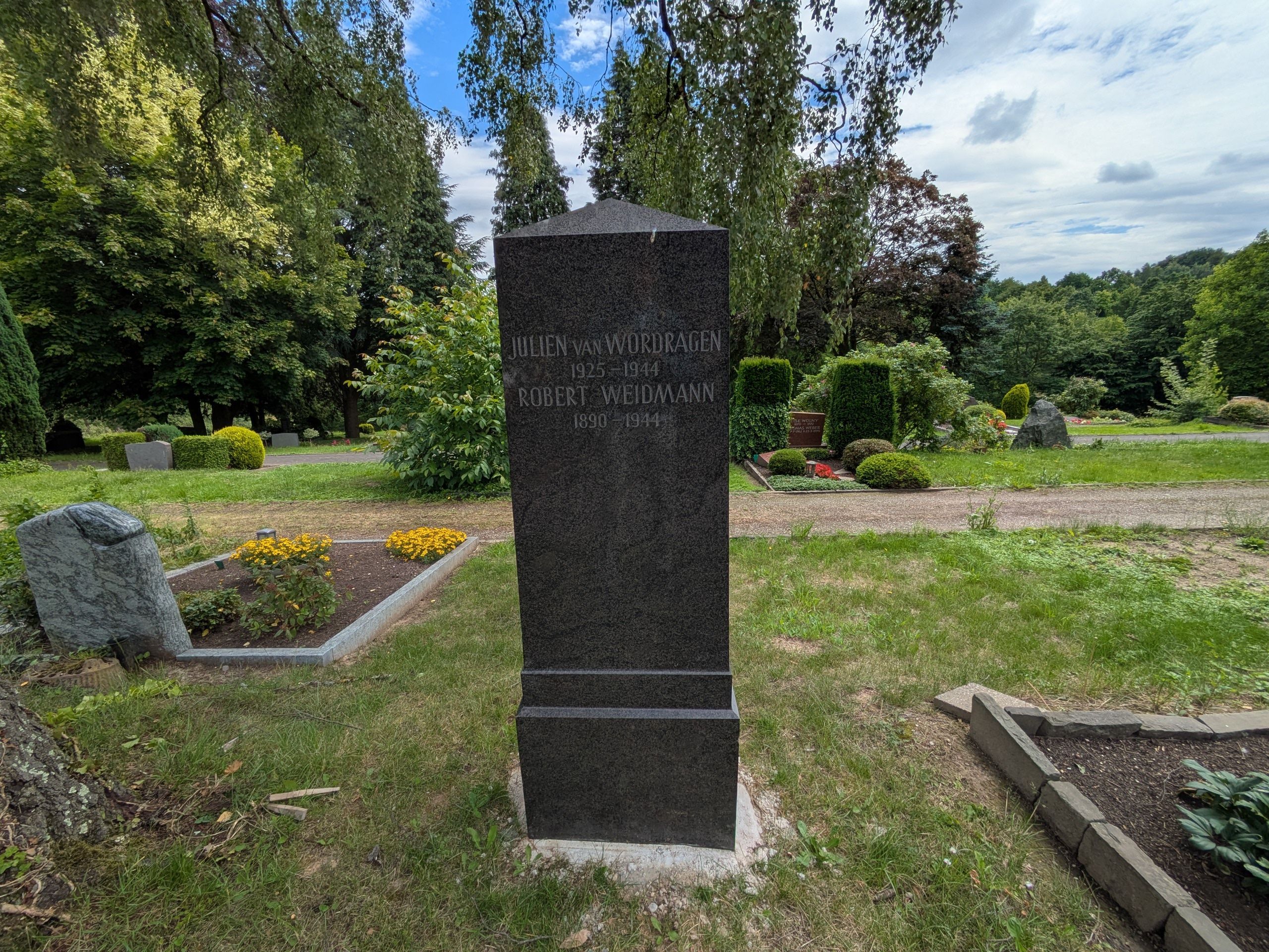 Ein schlichter Obelisk erinnert an Julien van Wordragen und Robert Weidmann.