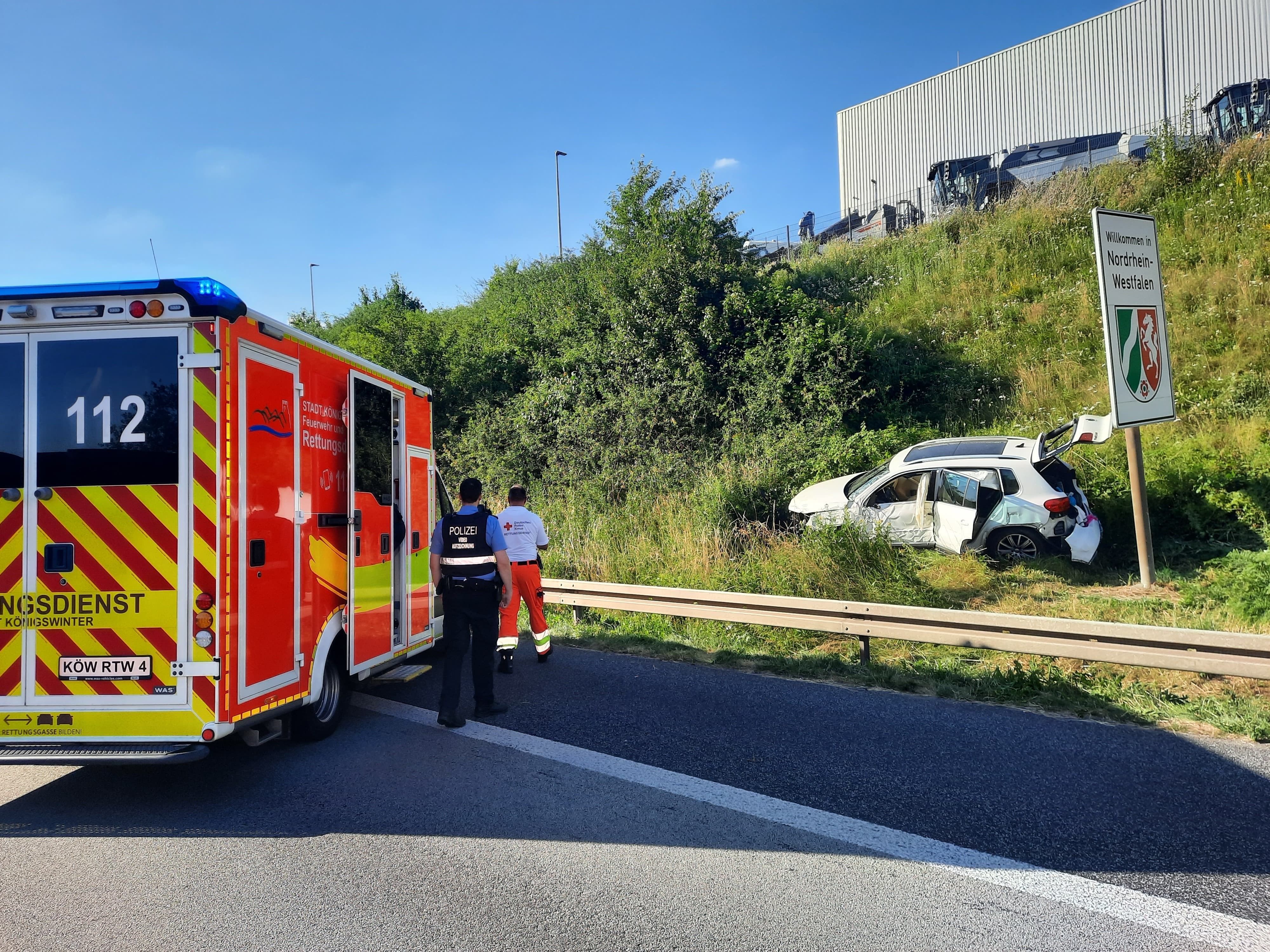 Unfall auf der A3 bei Bad Honnef, kurz hinter der Landesgrenze mit fünf Verletzten (4 Erwachsene, ein Kleinkind)