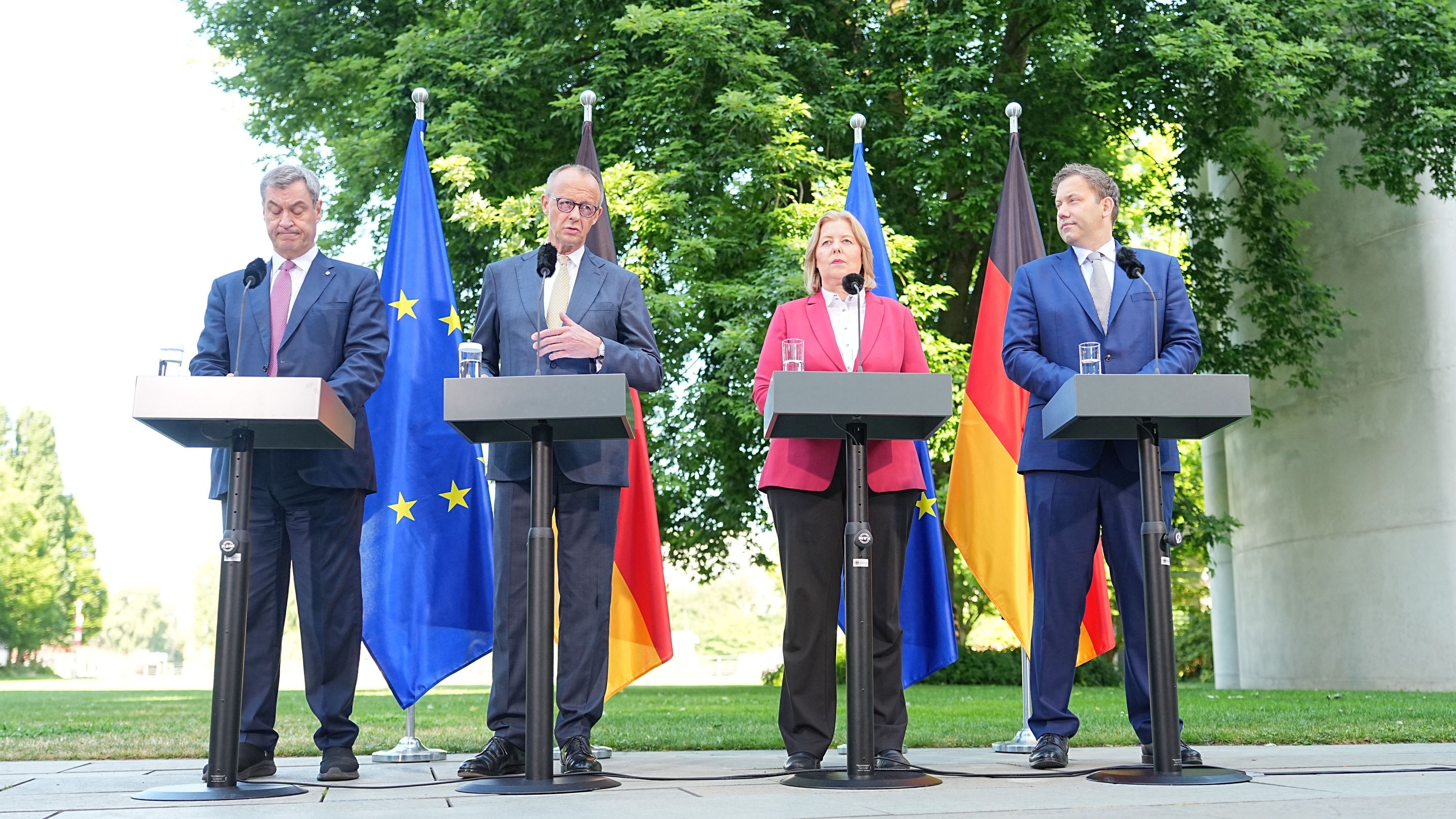 Markus Söder (v.l.n.r.), Friedrich Merz, Bärbel Bas und Lars Klingbeil geben im Garten des Kanzleramtes eine Pressekonferenz nach der Sitzung des Koalitionsausschusses.