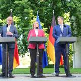 Markus Söder (v.l.n.r.), Friedrich Merz, Bärbel Bas und Lars Klingbeil geben im Garten des Kanzleramtes eine Pressekonferenz nach der Sitzung des Koalitionsausschusses.