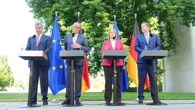 Markus Söder (v.l.n.r.), Friedrich Merz, Bärbel Bas und Lars Klingbeil geben im Garten des Kanzleramtes eine Pressekonferenz nach der Sitzung des Koalitionsausschusses.