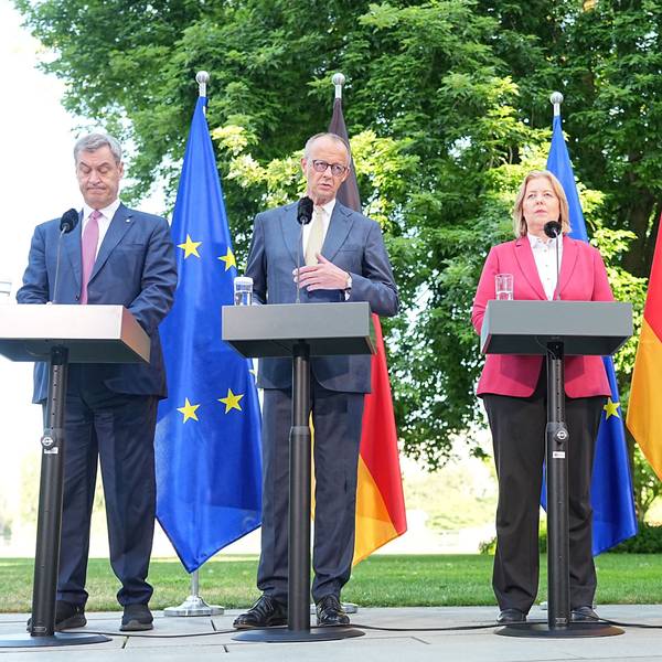 Markus Söder (v.l.n.r.), Friedrich Merz, Bärbel Bas und Lars Klingbeil geben im Garten des Kanzleramtes eine Pressekonferenz nach der Sitzung des Koalitionsausschusses.