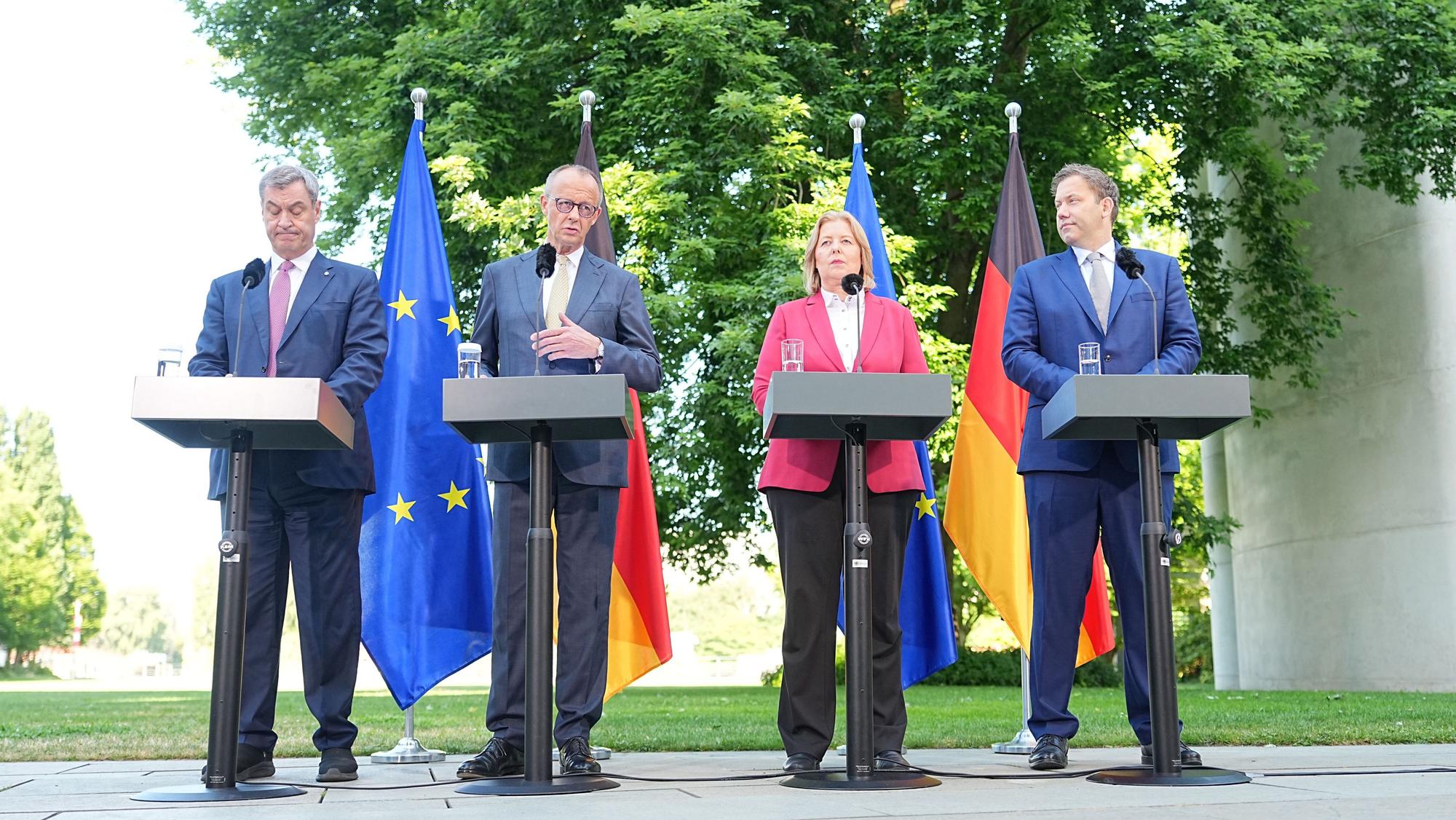 Markus Söder (v.l.n.r.), Friedrich Merz, Bärbel Bas und Lars Klingbeil geben im Garten des Kanzleramtes eine Pressekonferenz nach der Sitzung des Koalitionsausschusses.