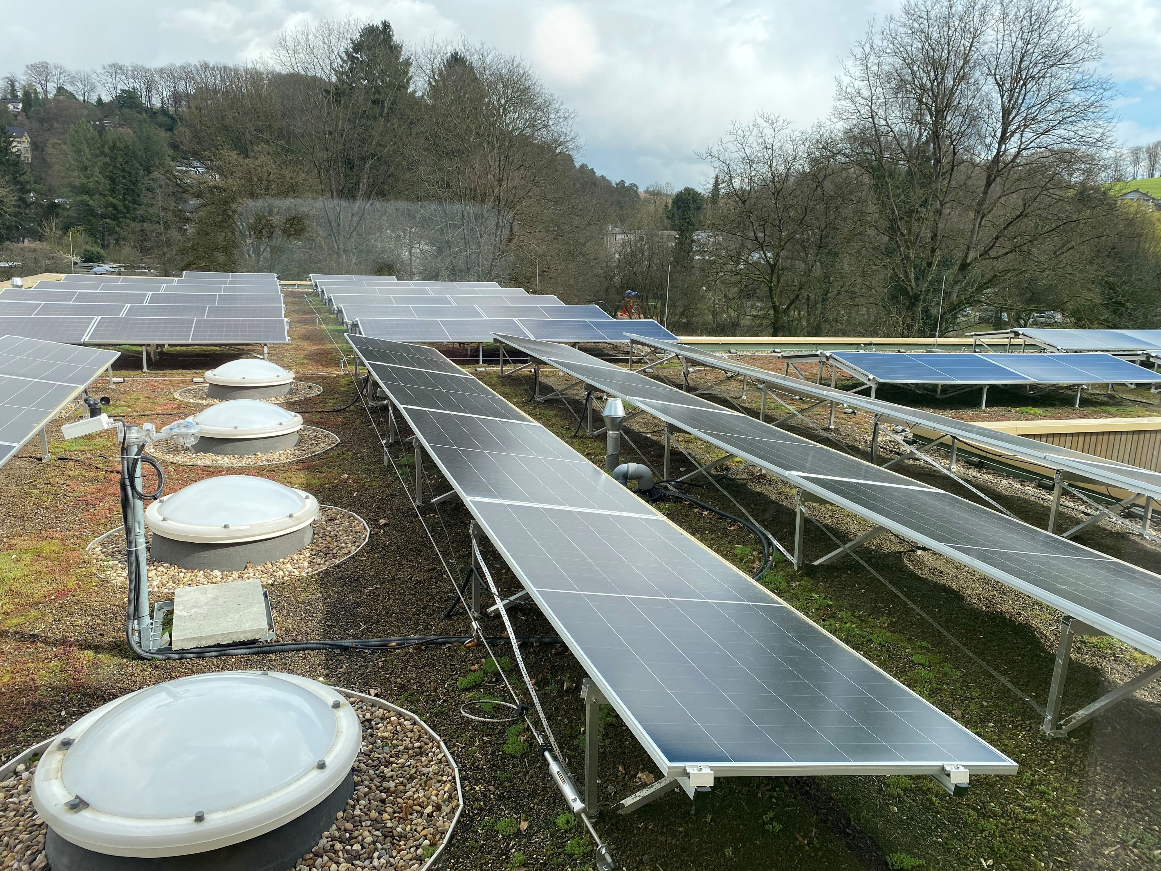 Solarpanelen auf einem Flachdach