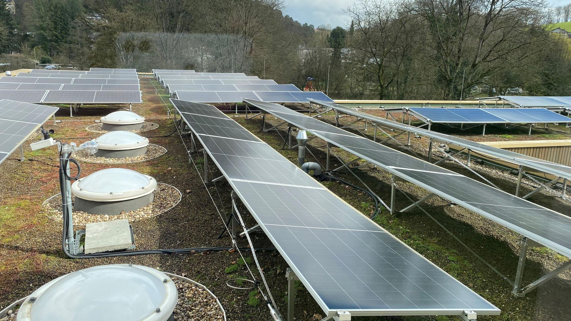 Solarpanelen auf einem Flachdach