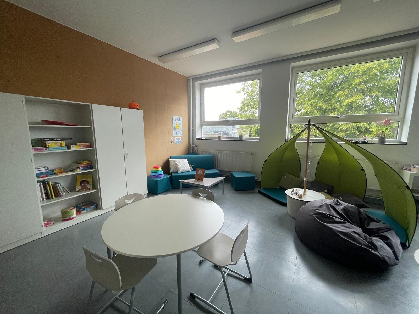 Der großzügige Förderraum schafft Platz für individuelle Förderung und Rückzug im Schulalltag.