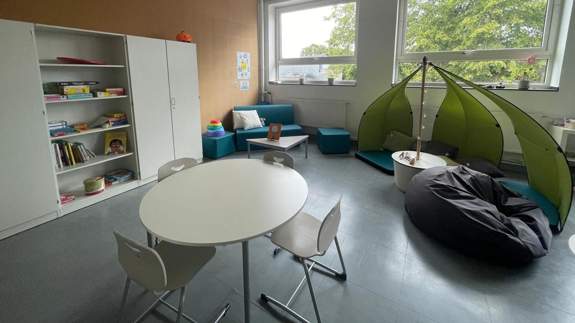 Der großzügige Förderraum schafft Platz für individuelle Förderung und Rückzug im Schulalltag.