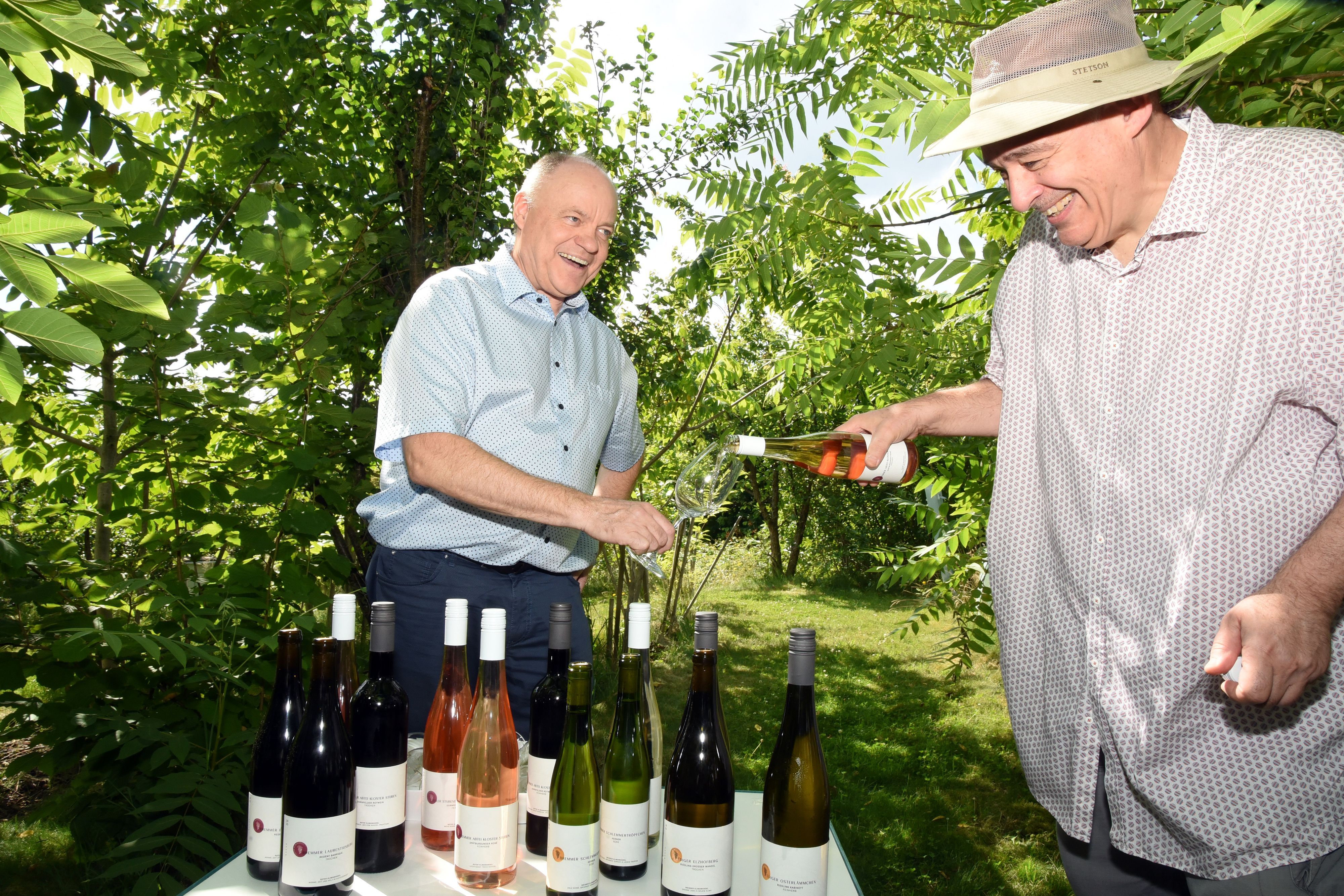 Das Foto zeigt die oberbergischen Weinbauern Dirk Weikert (links) und Reiner Galunder, deren GmbH ihren Sitz in Nümbrecht hat. Sie haben soeben ein gutes Dutzend verschiedene Weine auf den Markt gebracht. Die Produktlinien heißen Weißer und Roter Klimawandel.