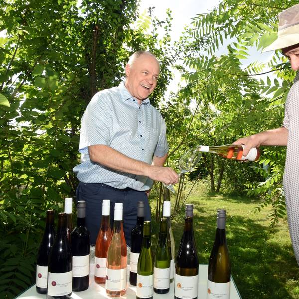Das Foto zeigt die oberbergischen Weinbauern Dirk Weikert (links) und Reiner Galunder, deren GmbH ihren Sitz in Nümbrecht hat. Sie haben soeben ein gutes Dutzend verschiedene Weine auf den Markt gebracht. Die Produktlinien heißen Weißer und Roter Klimawandel.
