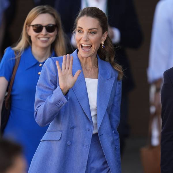 Prinzessin Kate winkt den Zuschauern zu, während sie am vierten Tag der Wimbledon-Tennismeisterschaften in London über das Gelände schlendert.
