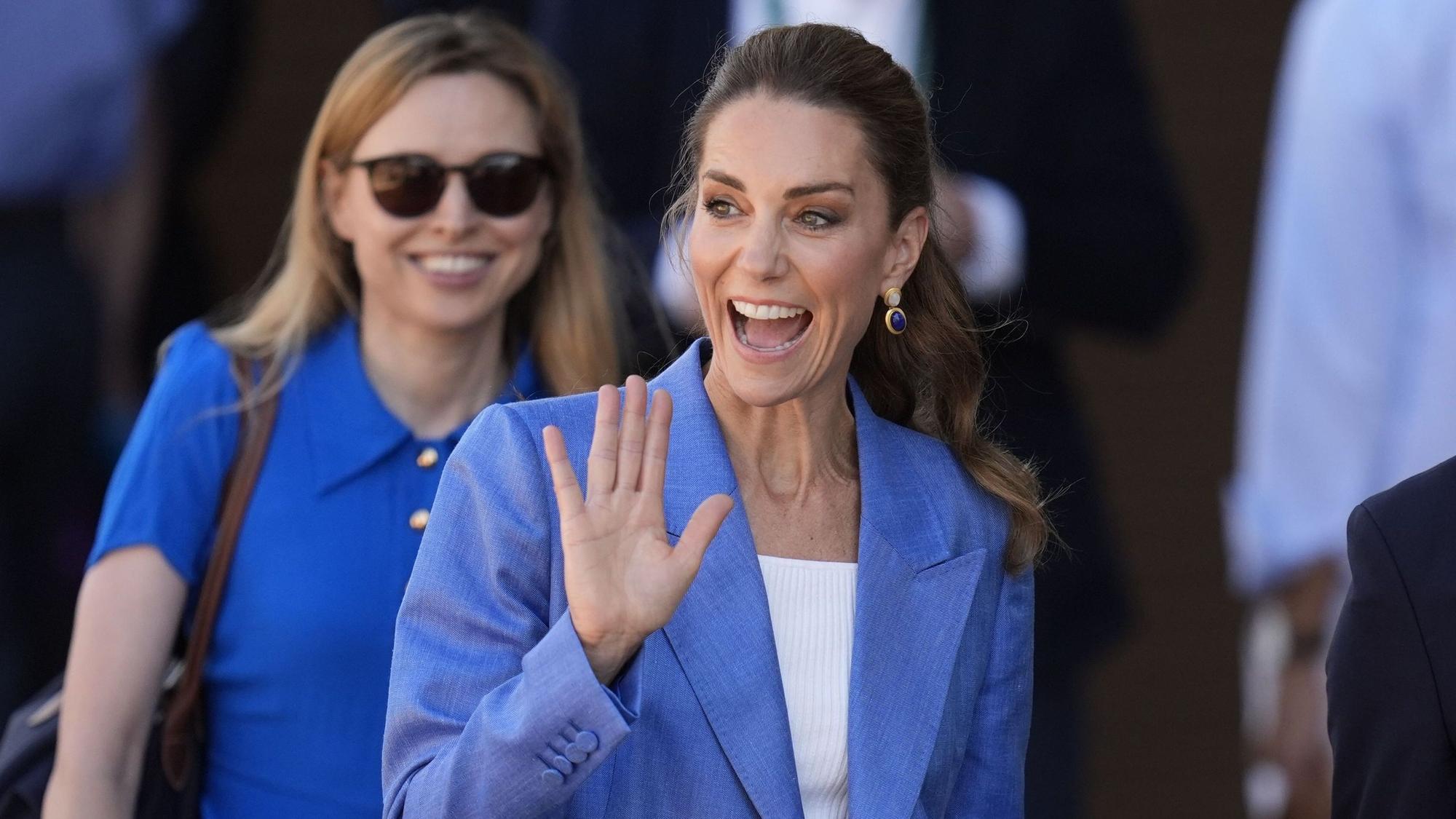 Prinzessin Kate winkt den Zuschauern zu, während sie am vierten Tag der Wimbledon-Tennismeisterschaften in London über das Gelände schlendert.