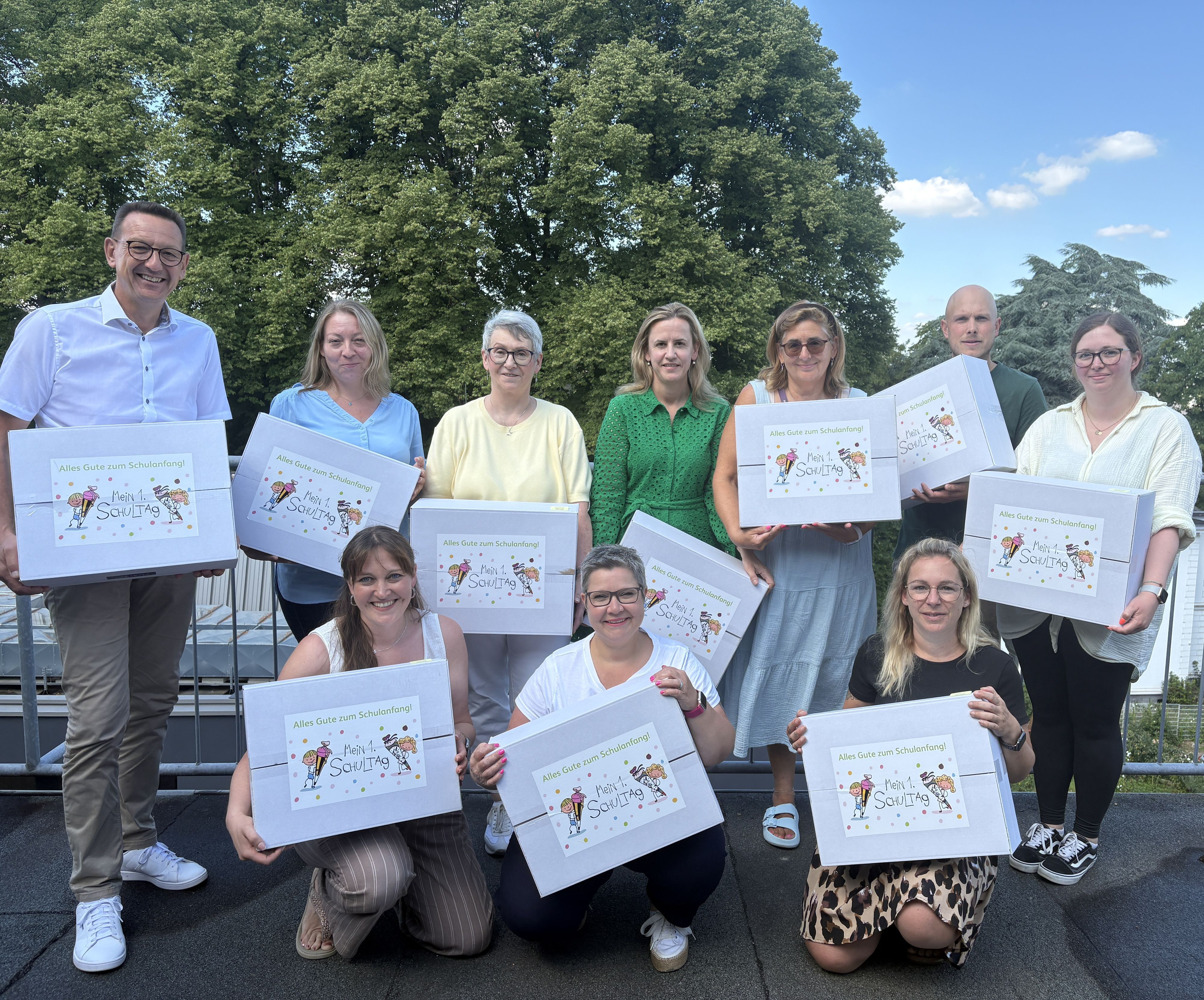 Bürgermeister Dirk Runge (hinten, v.l.), Sandra Osbringhaus, Edelgard Reininghaus, Annika Wiertz (Adient), Elke Lojen, Julian Mihm, Karen Buamgartner-Martin sowie Sabrina Werner (vorne, v.l.), Sandra Mundt und Frauke Alexander freuen sich, wieder einkommensschwache Familien zum Schulstart entlasten zu können.