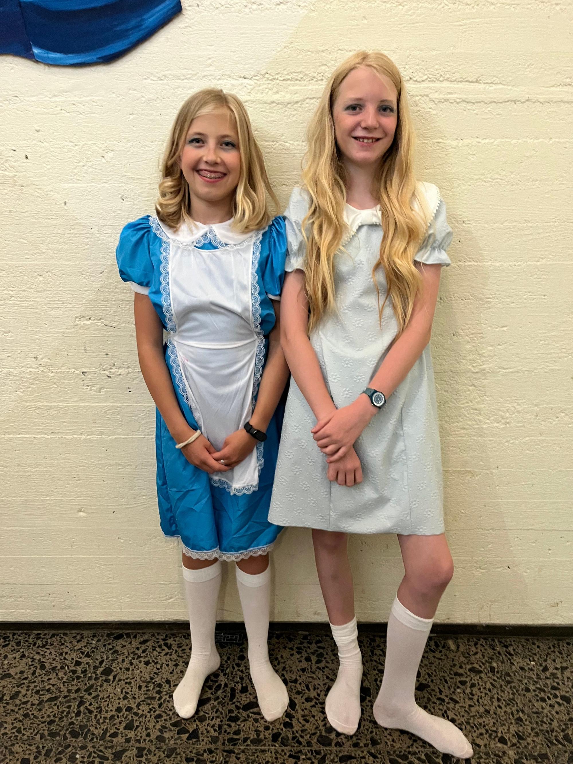 Wachstum ohne Zaubertrank: Die kleine Alice (Adria Ballsieper) und die große Alice (Emma Wrede)