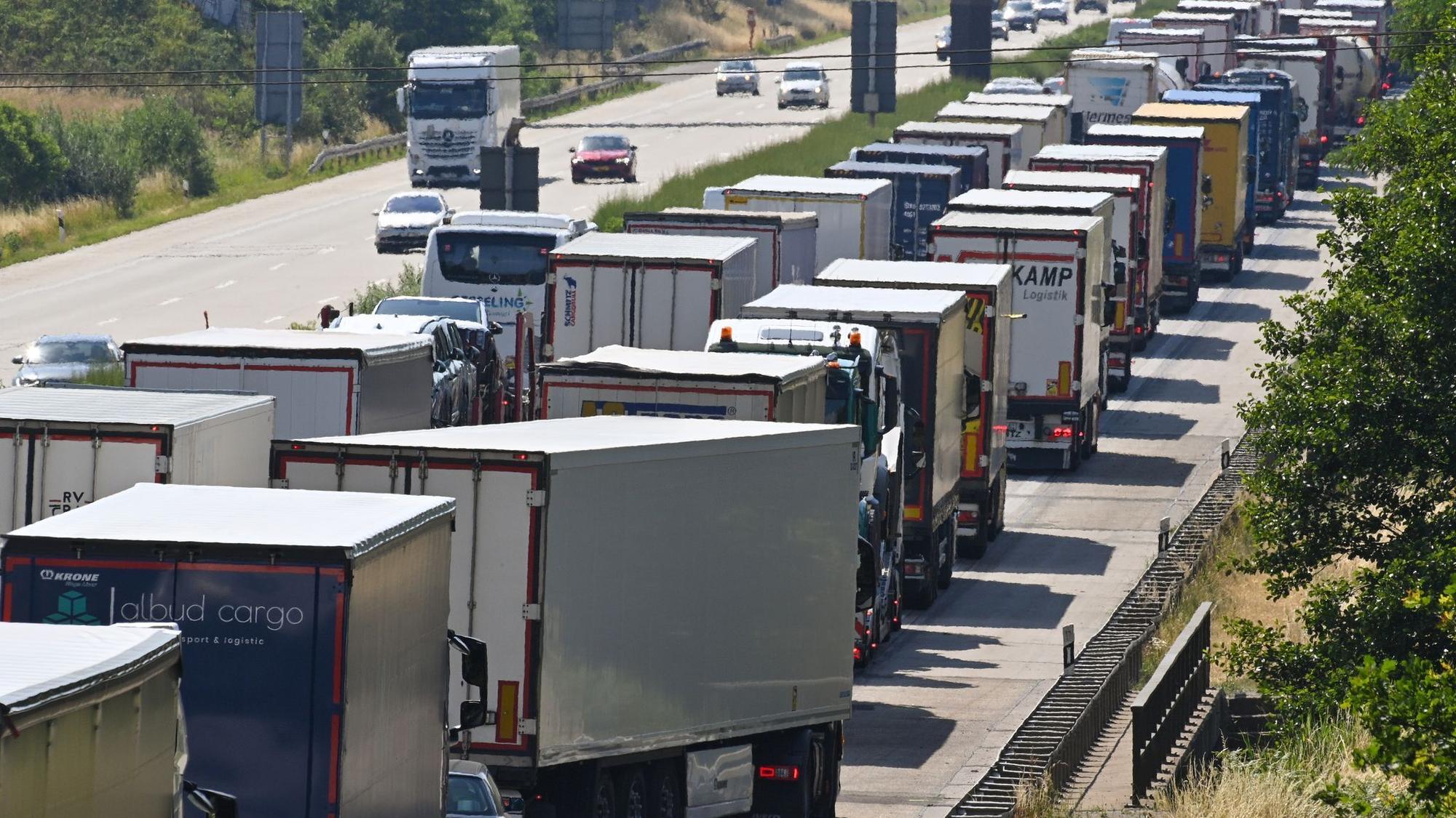 Der ADAC sagt für das Wochenende eine hohe Staugefahr voraus. (Archivbild)