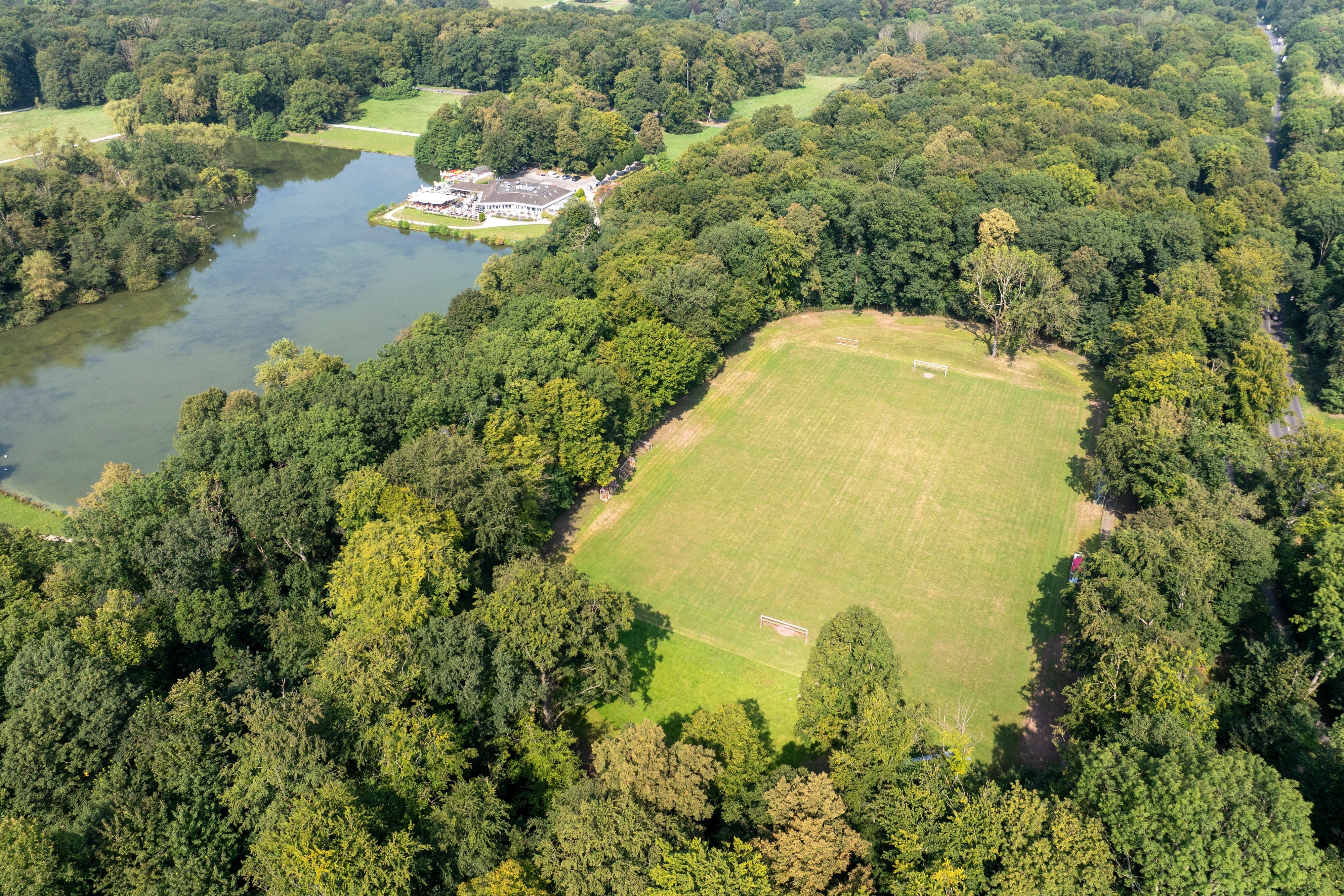 Blick auf den als Kampfbahn bezeichneten Rasenplatz der Bezirkssportanlage Eichenkreuzanlage gegenüber dem Haus am See.