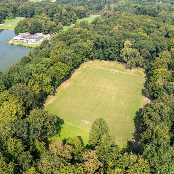 Blick auf den als Kampfbahn bezeichneten Rasenplatz der Bezirkssportanlage Eichenkreuzanlage gegenüber dem Haus am See.
