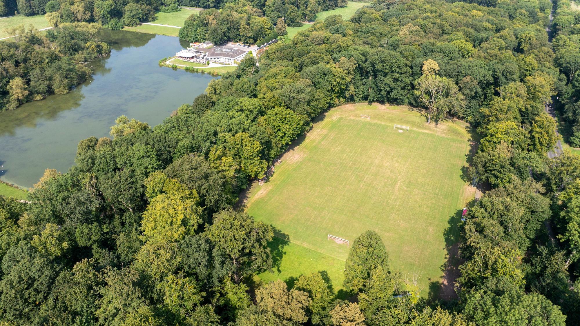 Blick auf den als Kampfbahn bezeichneten Rasenplatz der Bezirkssportanlage Eichenkreuzanlage gegenüber dem Haus am See.
