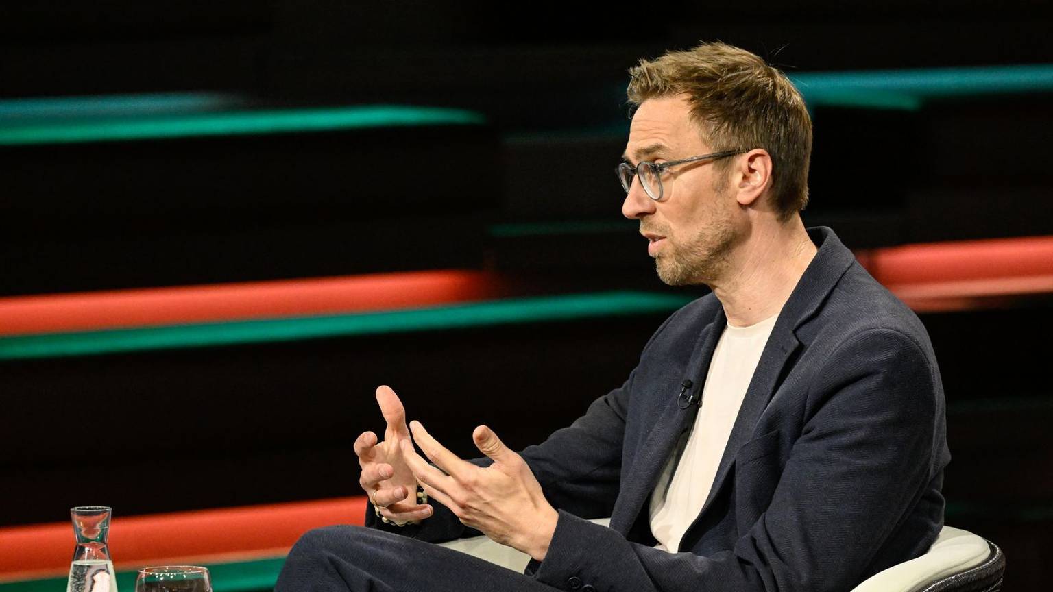 Journalist Veit Medick kritisierte Schwarz-Rot und äußerte Zweifel, dass die geplanten Reformen die nötige Erleichterung im Land bringen. (Bild: ZDF / Markus Hertrich)