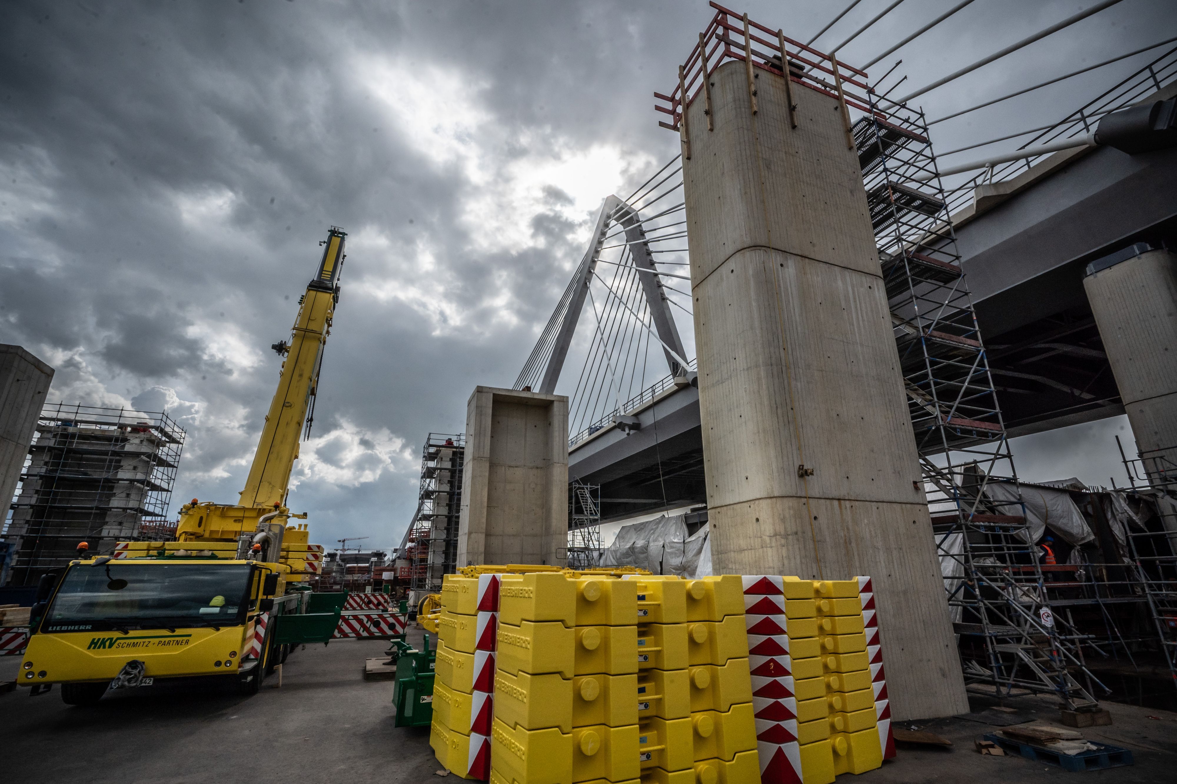 Die Autobahnbrücke wird als erstes fertig, danach arbeitet sich die Autobahn GmbH in Richtung der Stadt vor.Bild: Ralf Krieger