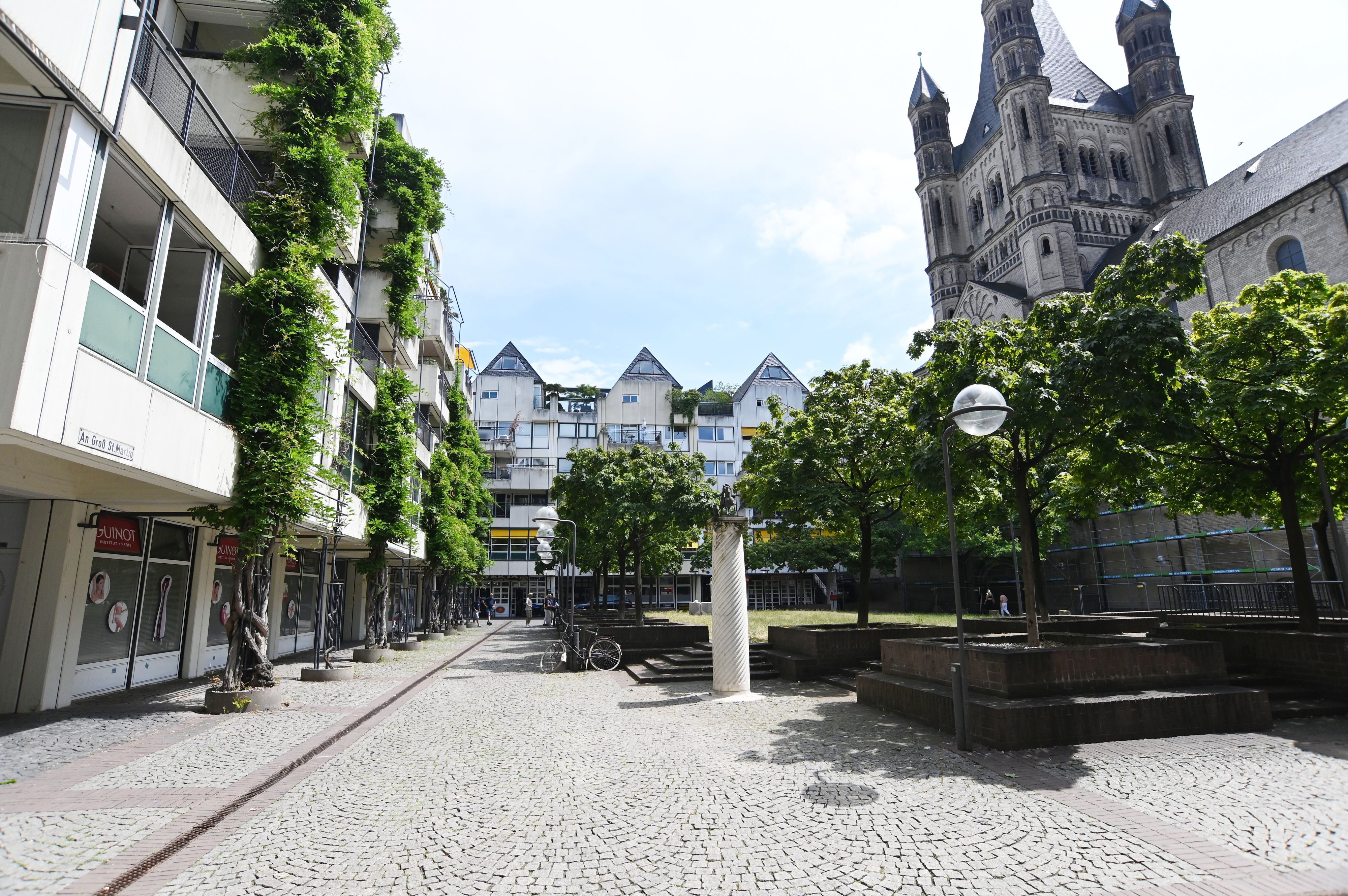 Die Fläche des unterirdischen Parkhauses erstreckt sich bis unter die angrenzenden Gebäude an der gleichnamigen Kirche.