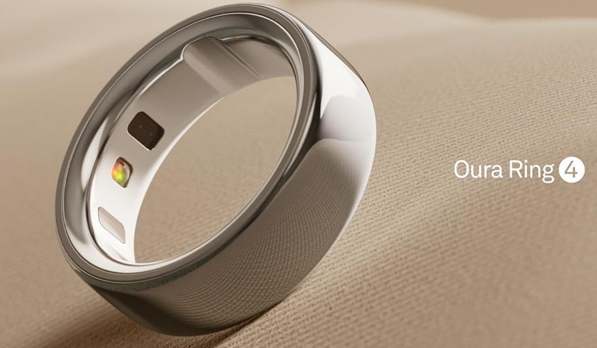 Oura Ring 4 vor einem Beigen Stoffhintergrund.