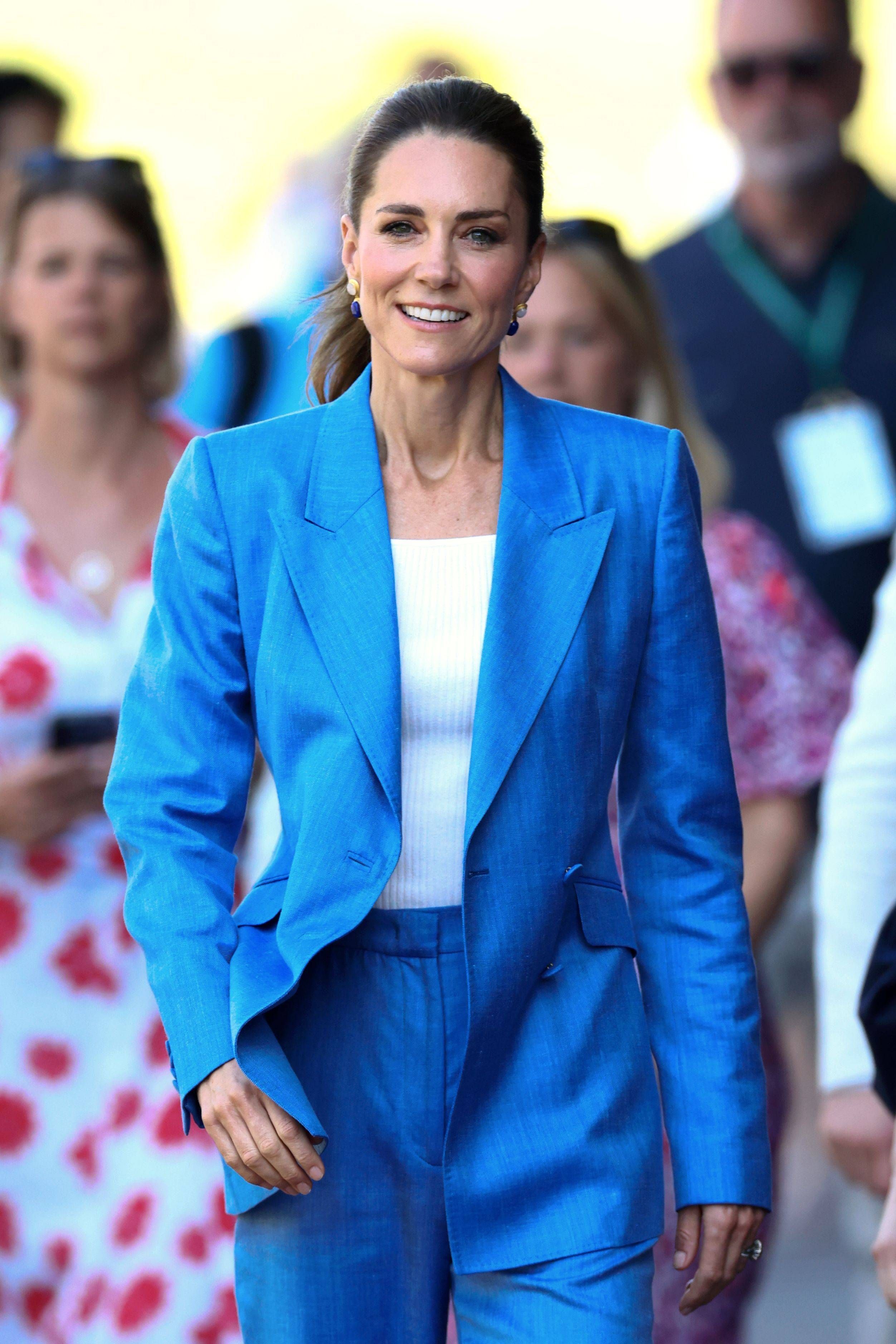 Kate geht und lächelt.