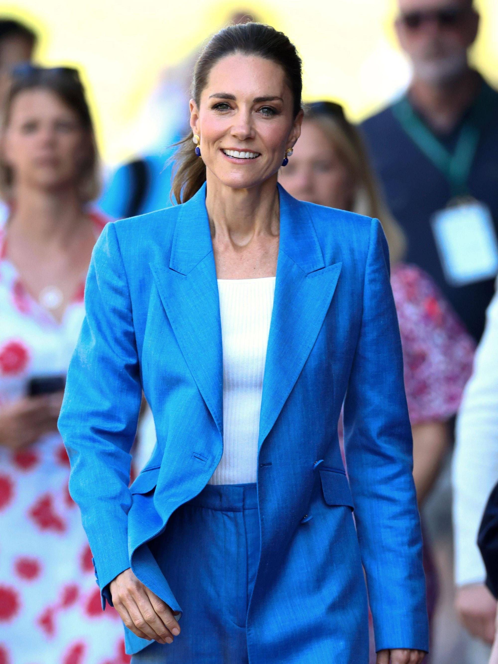 Kate geht und lächelt.
