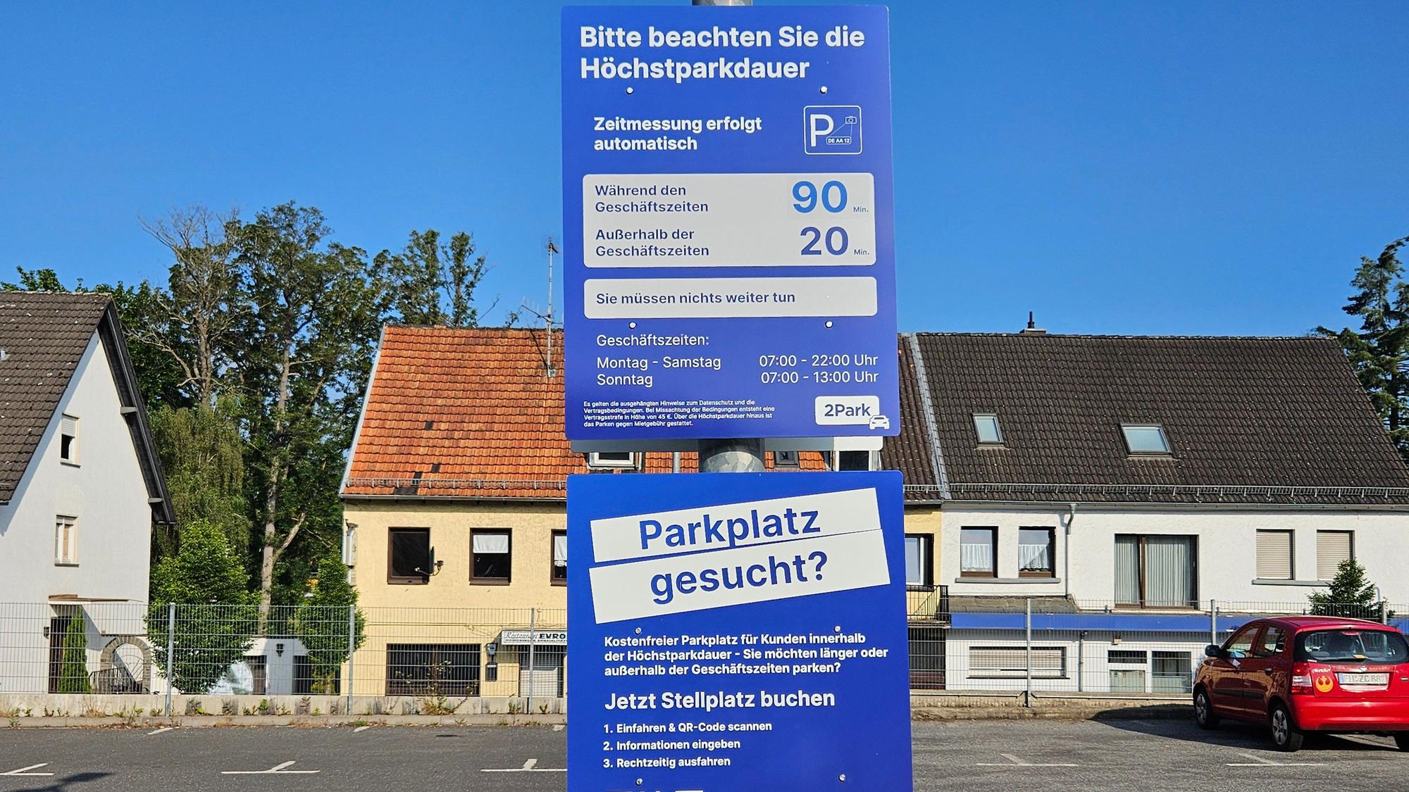 Das Foto zeigt eines der blauen Schilder, die auf die Parkzeitbegrenzung hinweisen.