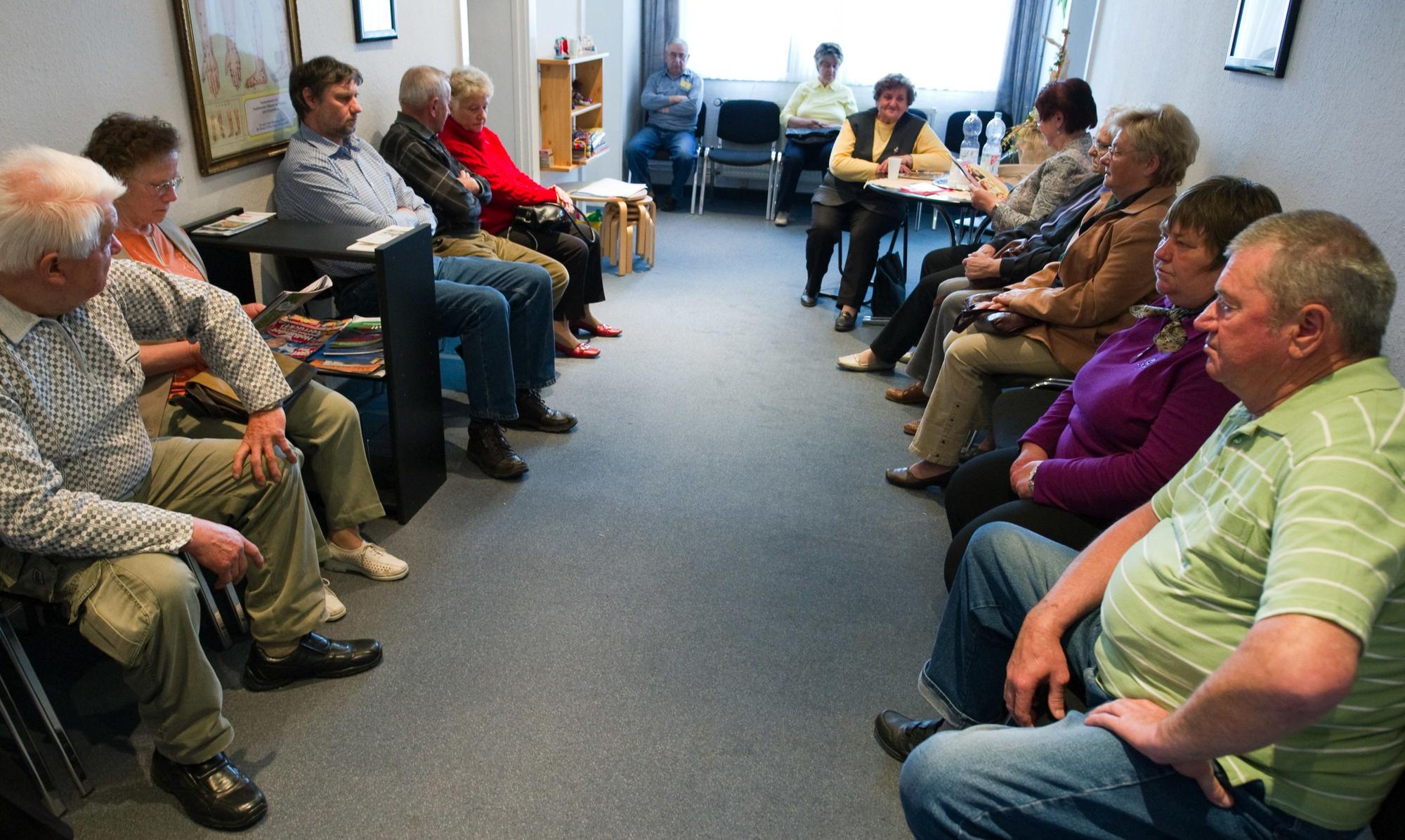 Viele Patienten sitzen einem Wartezimmer einer Arztpraxis.