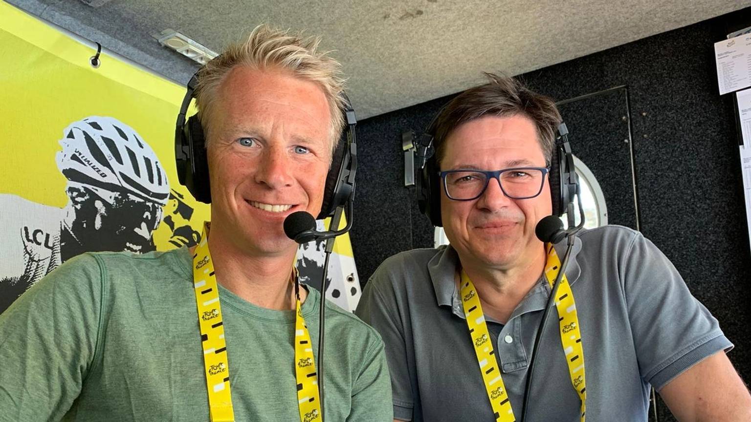 Eingespieltes Duo seit Jahren: Tour-Kommentator Florian Naß begrüßt auch 2026 als Experten den ehemaligen Radprofi Fabian Wegmann (links) zur täglichen Berichterstattung vom größten Radrennen der Welt. (Bild: Florian Naß)