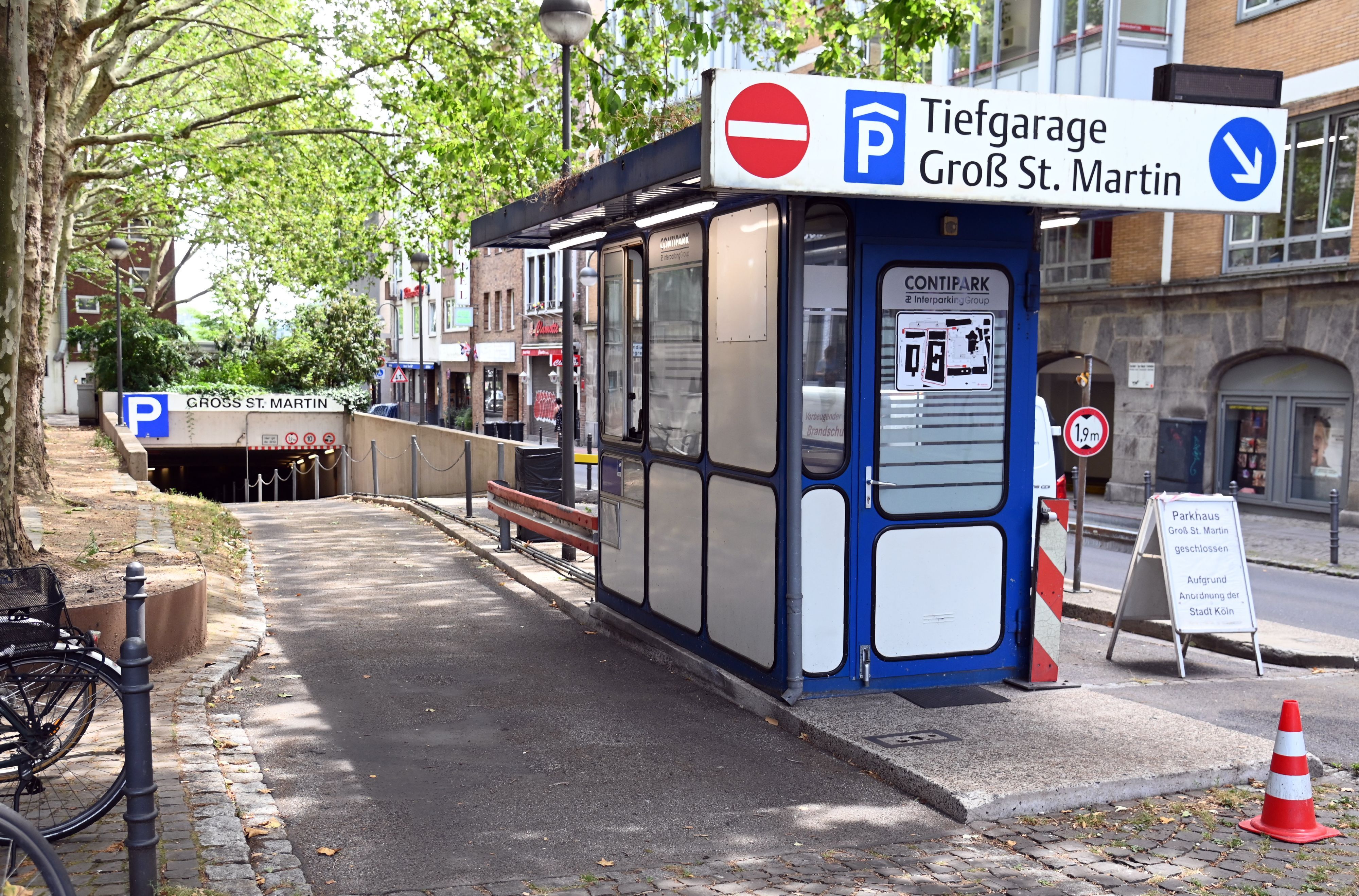 Die Einfahrt zur gesperrten Tiefgarage Groß St. Martin in der Kölner Innenstadt