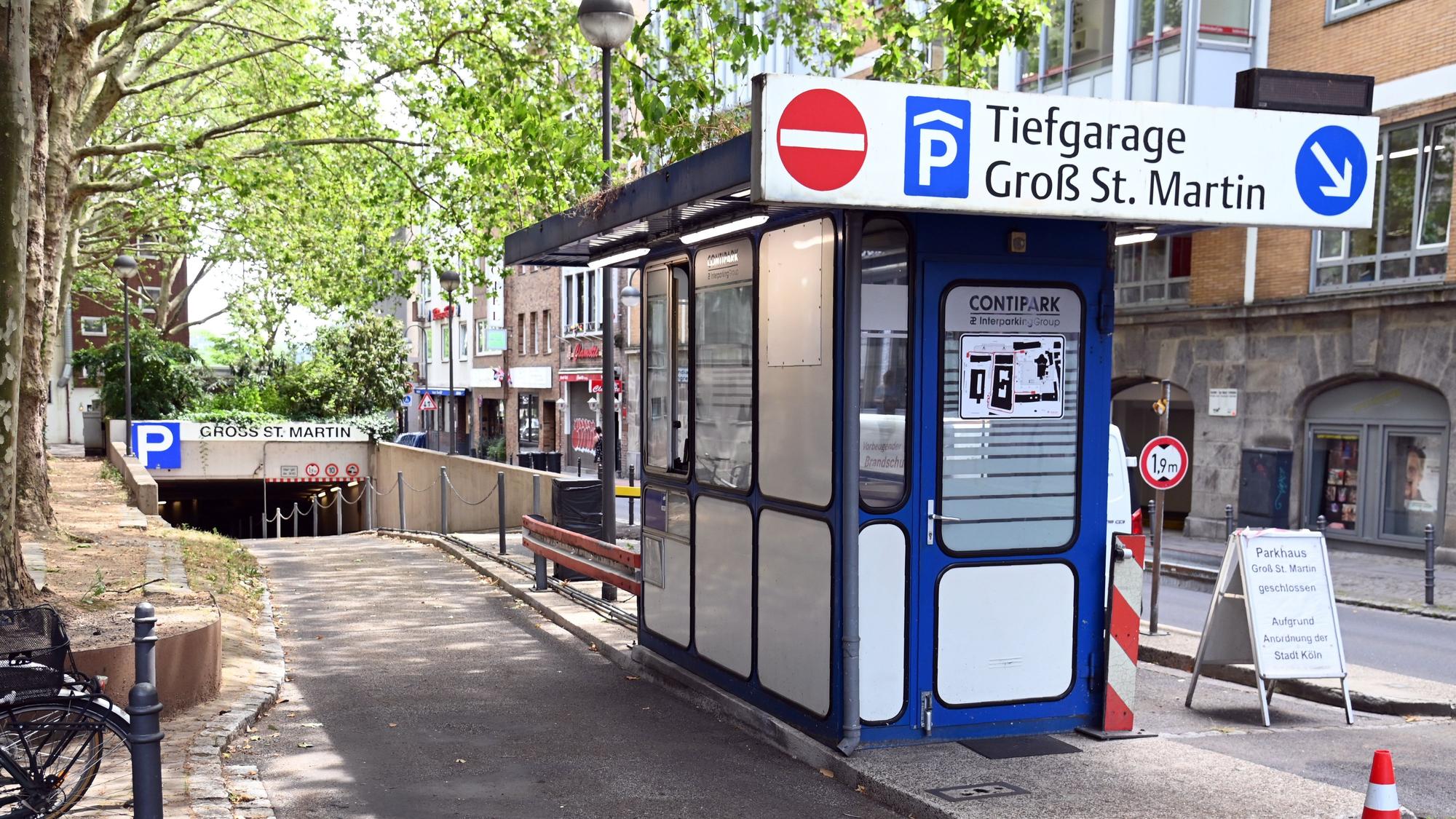 Die Einfahrt zur gesperrten Tiefgarage Groß St. Martin in der Kölner Innenstadt