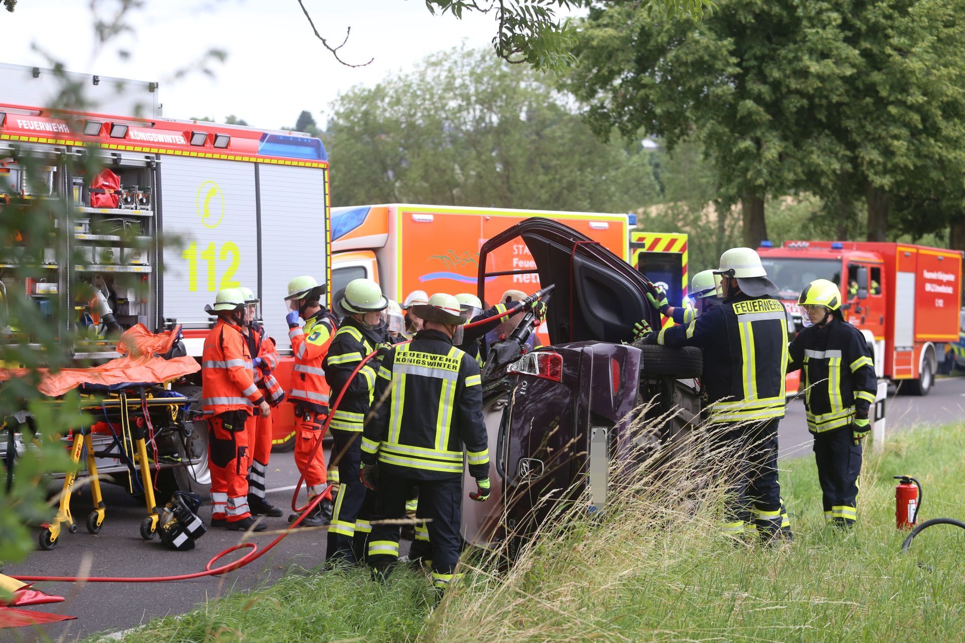 Bei einem Unfall auf der L83 zwischen Königswinter-Stieldorf und Bonn-Hoholz wurde der Fahrer in seinem Fahrzeug eingeschlossen und musste von der Feuerwehr befreit werden.