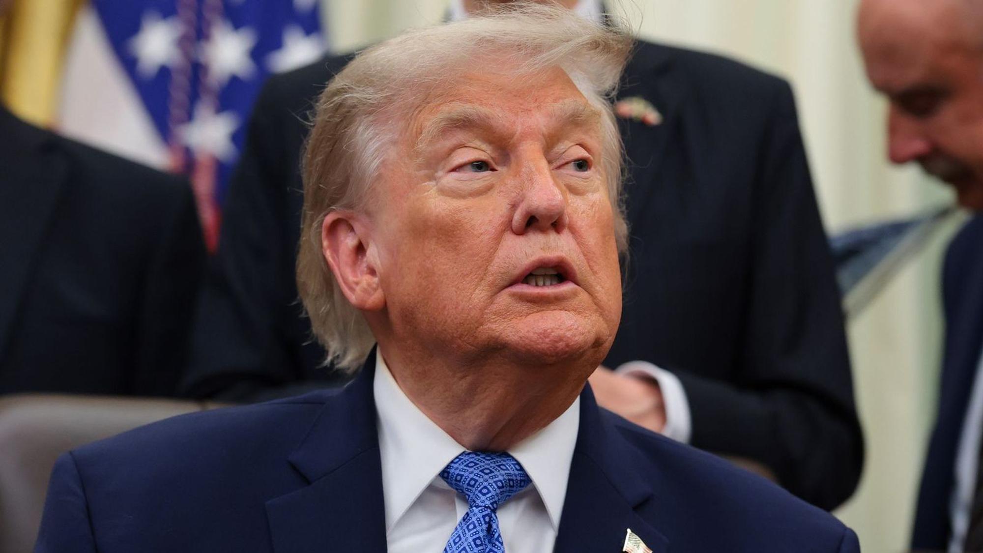 Donald Trump macht einmal mehr mit einem bizarren KI-Video von sich reden. (Bild: 2026 Getty Images/Anna Moneymaker)