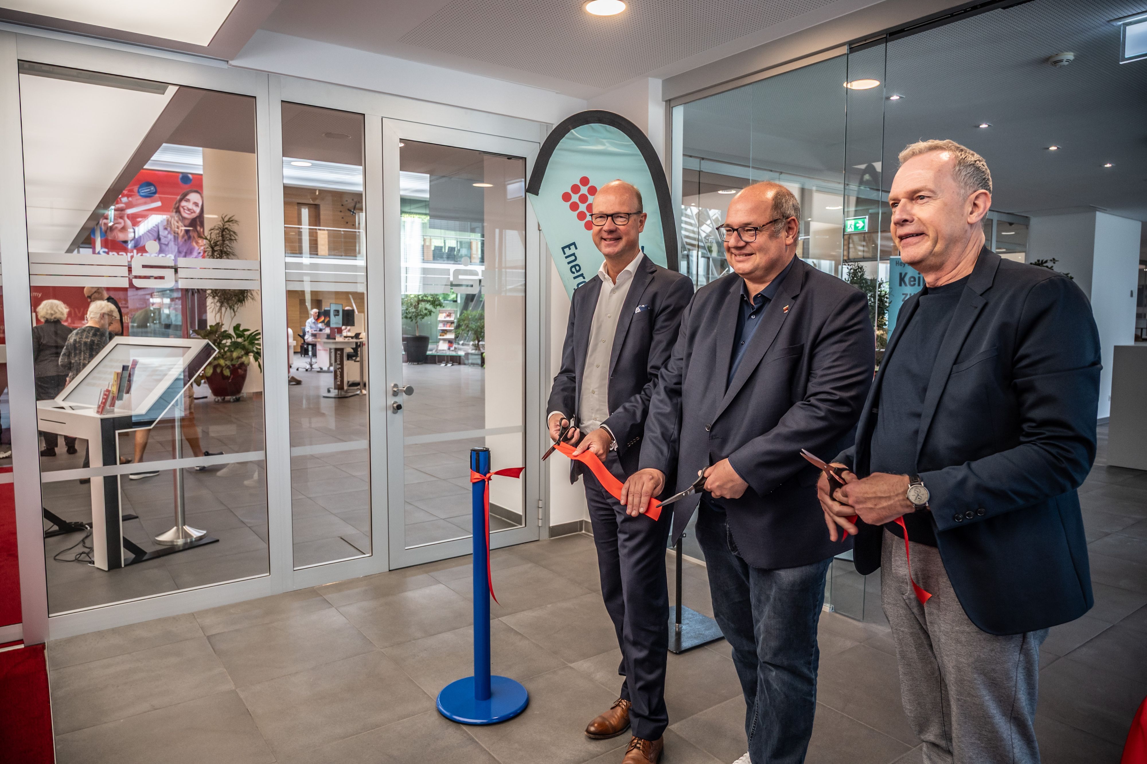 Sparkasse leverkusen, EVL verlegt das Kundencenter in die Sparkasse in der City C  mit Markus Grawe Stefan Hebbel und Thomas Eimermacher Bild: Ralf Krieger