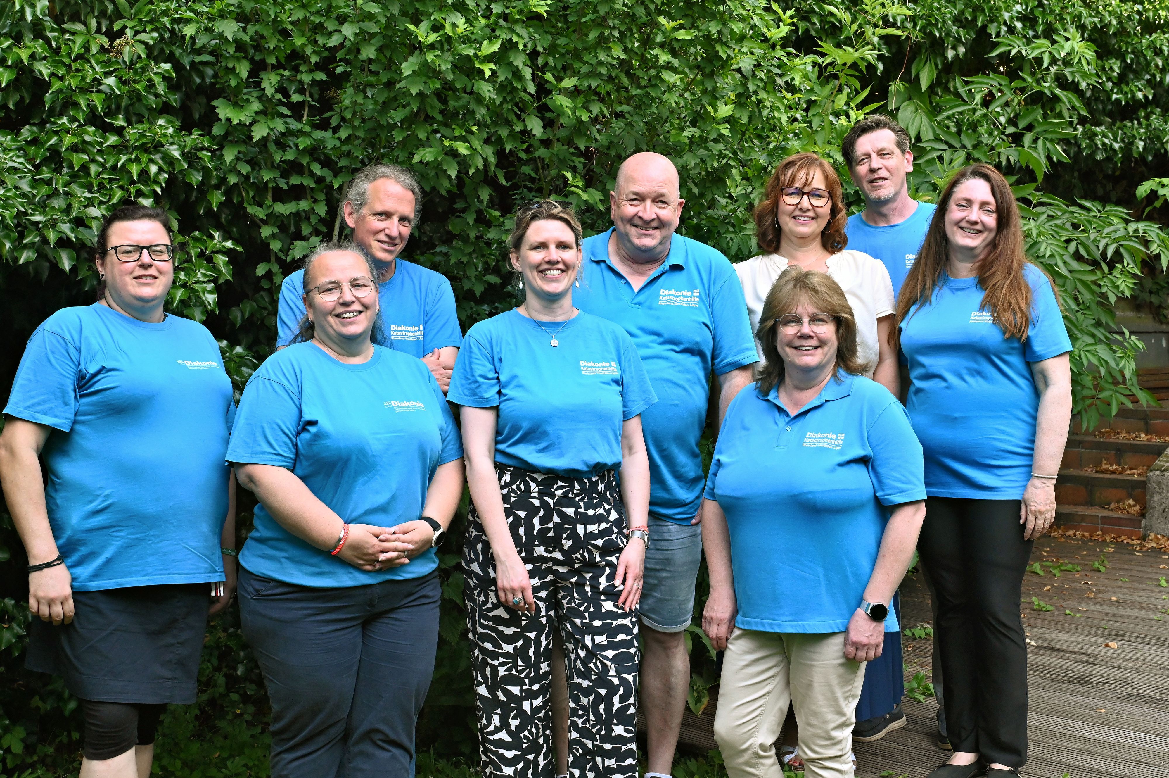 Gruppenfoto der Teammitglieder, die blaue T-Shirts der Diakonie tragen.