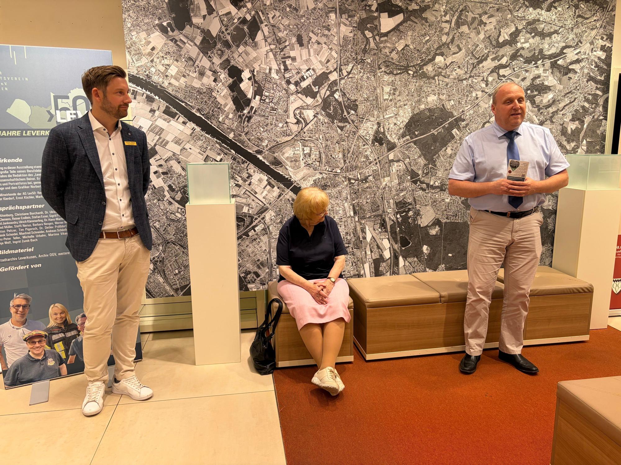 Michael Gutbier (r.) und der Leiter der Rathaus-Galerie Frederik Schmälter (l.) freuen sich beide über die Kooperation.